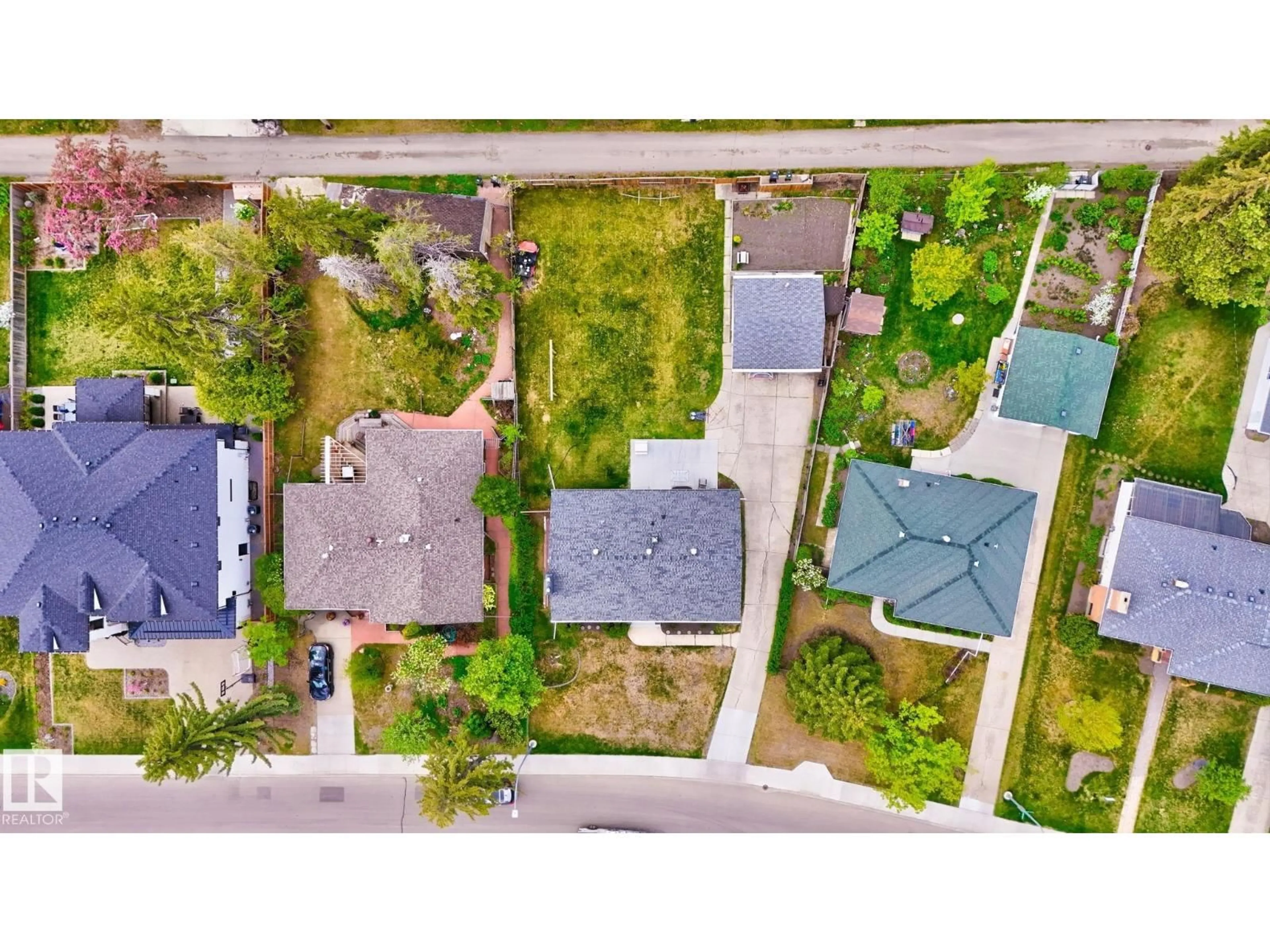 A pic from outside/outdoor area/front of a property/back of a property/a pic from drone, street for 7920 119 ST, Edmonton Alberta T6G2L4