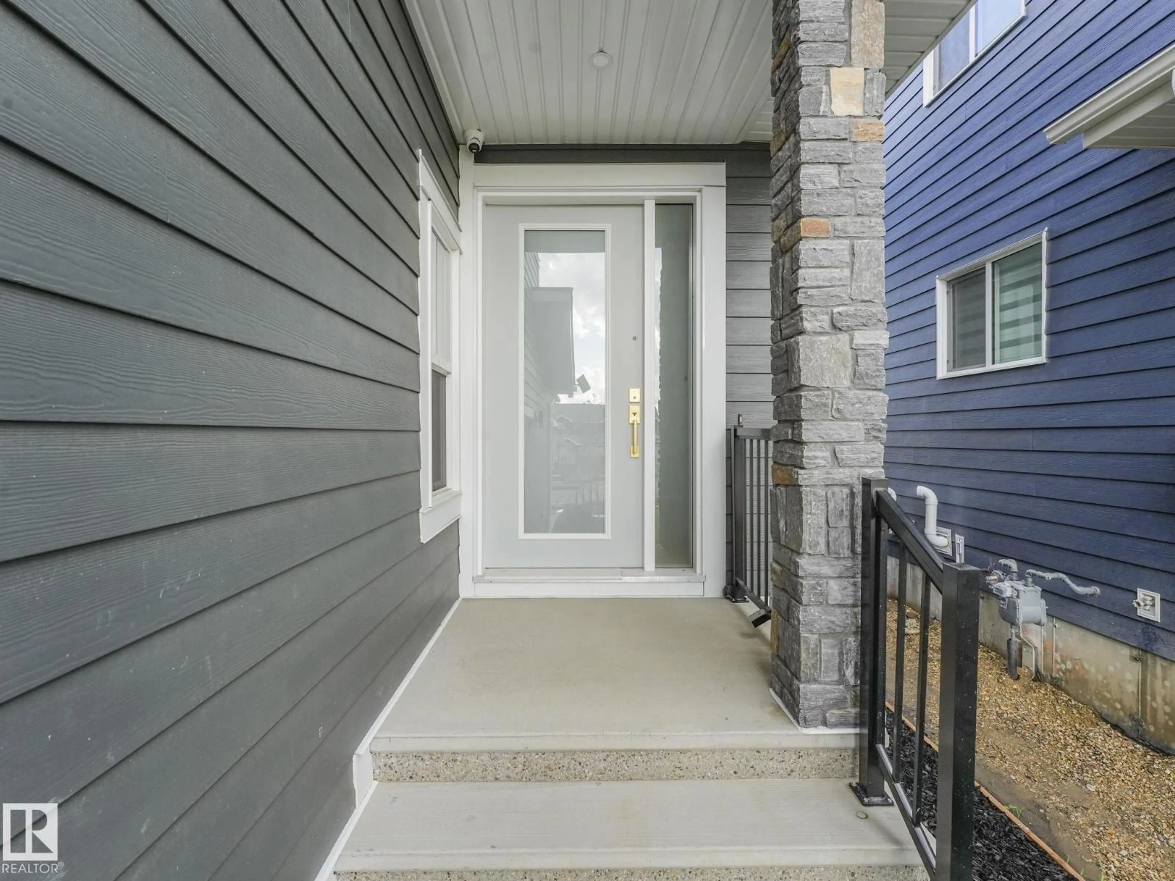Indoor entryway for 33 BIRKSHIRE CRESCENT, Sherwood Park Alberta T8B0C7
