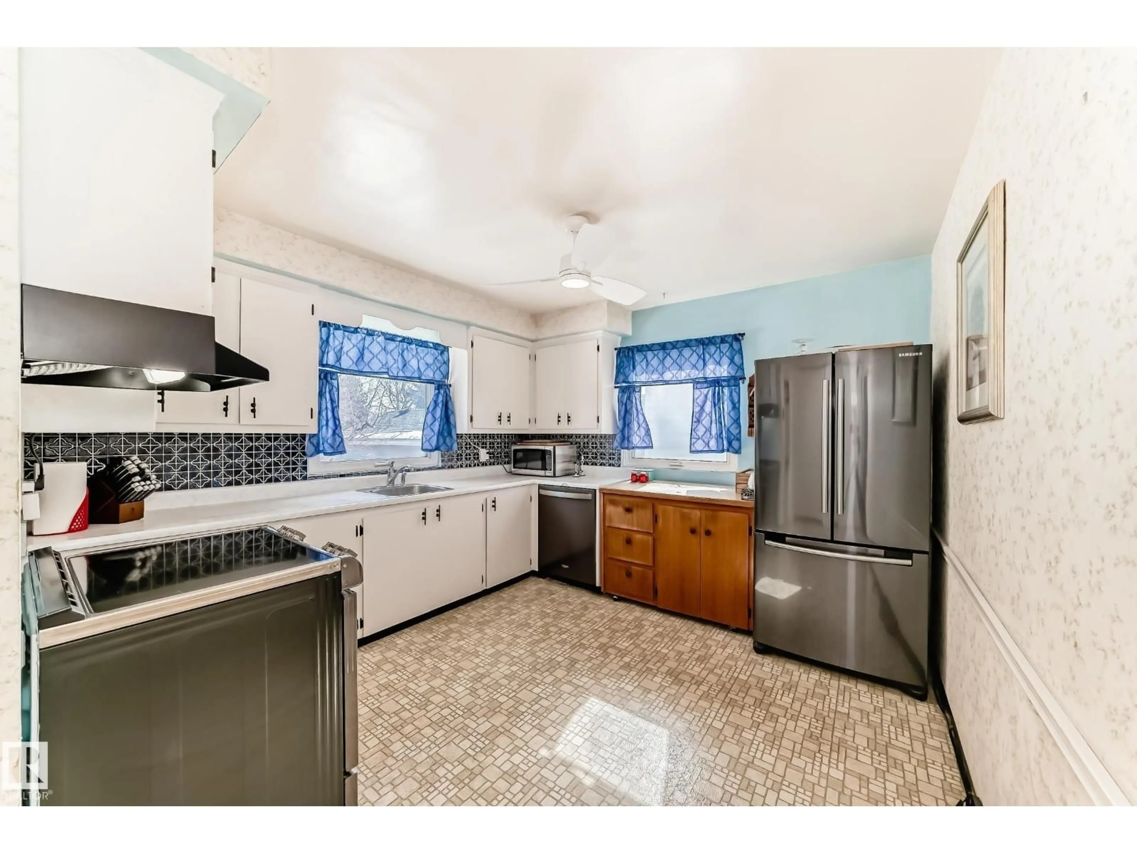 Standard kitchen, ceramic/tile floor for NW - 10927 146 ST, Edmonton Alberta T5N3A8