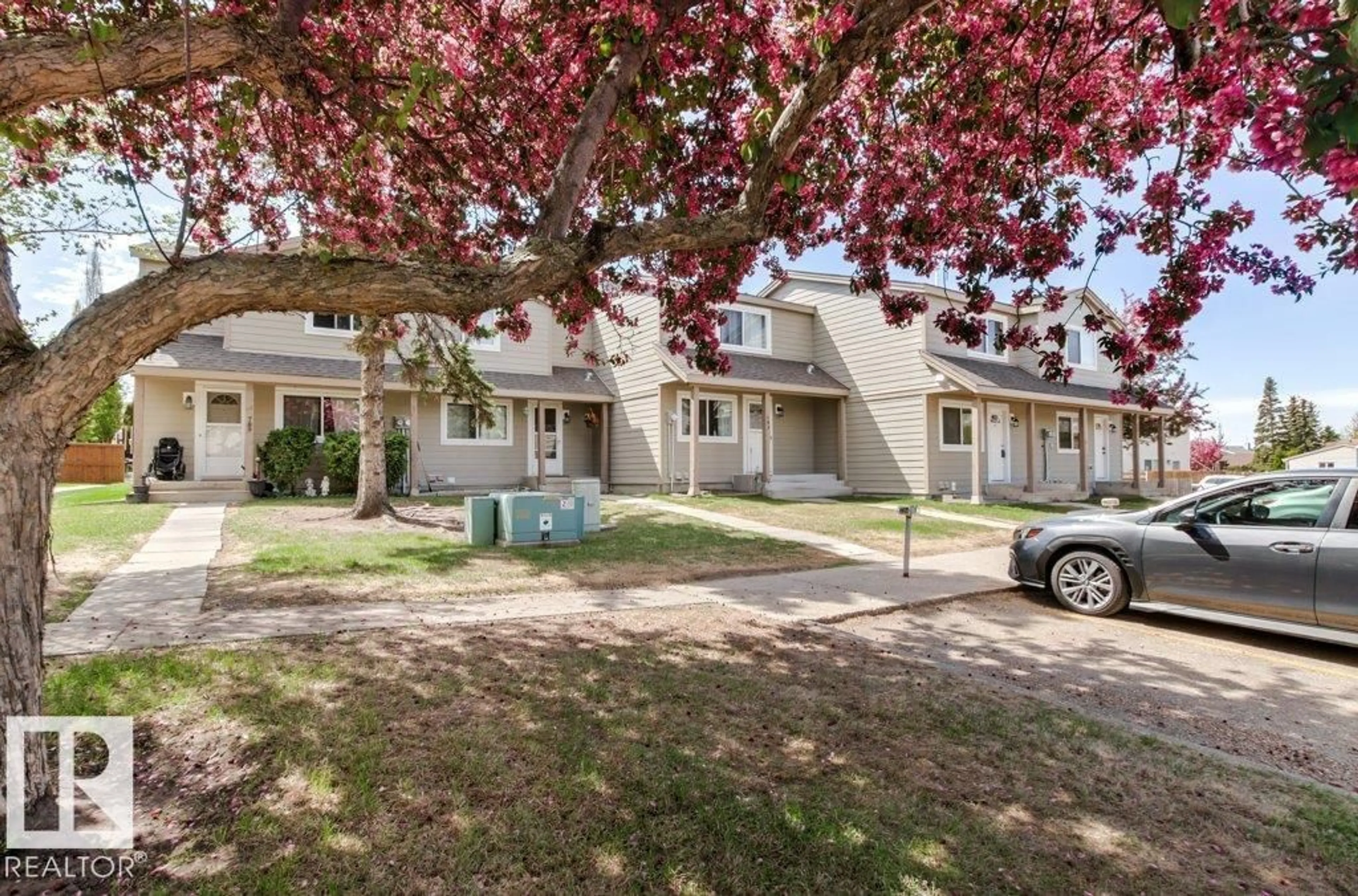 Patio, street for 795 VILLAGE DR, Sherwood Park Alberta T8A4H9