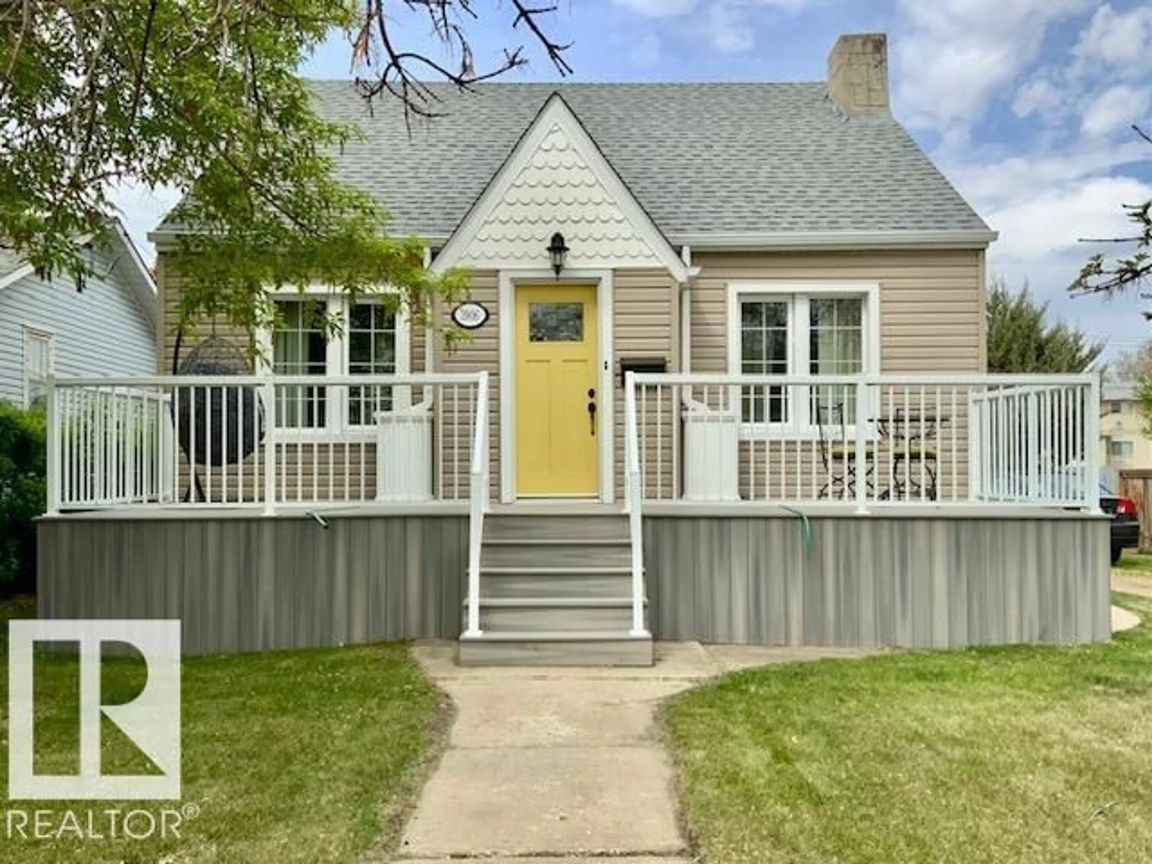 Home with vinyl exterior material, street for 3906 53A ST, Wetaskiwin Alberta T9A1P4