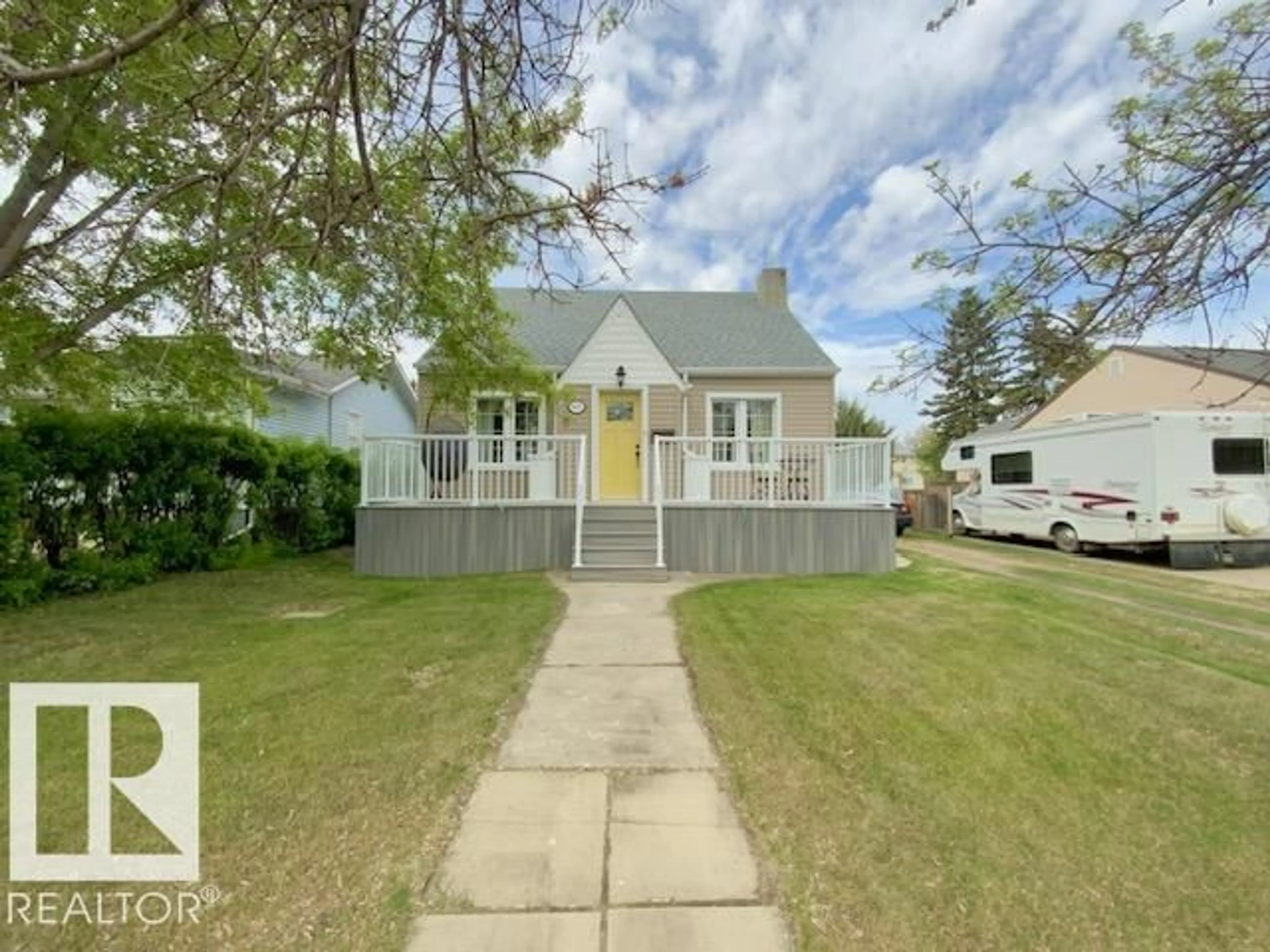 A pic from outside/outdoor area/front of a property/back of a property/a pic from drone, street for 3906 53A ST, Wetaskiwin Alberta T9A1P4