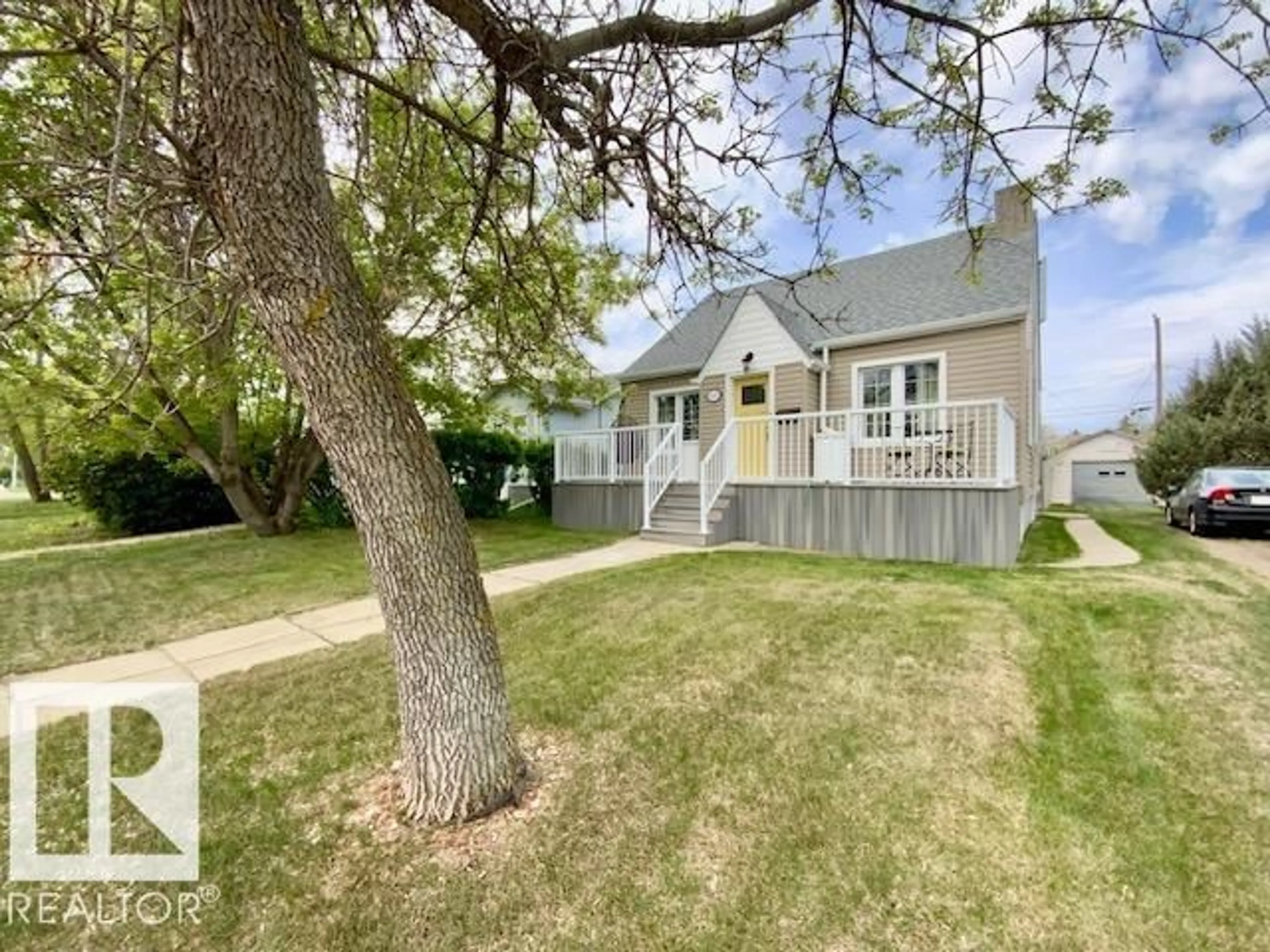 Home with vinyl exterior material, street for 3906 53A ST, Wetaskiwin Alberta T9A1P4