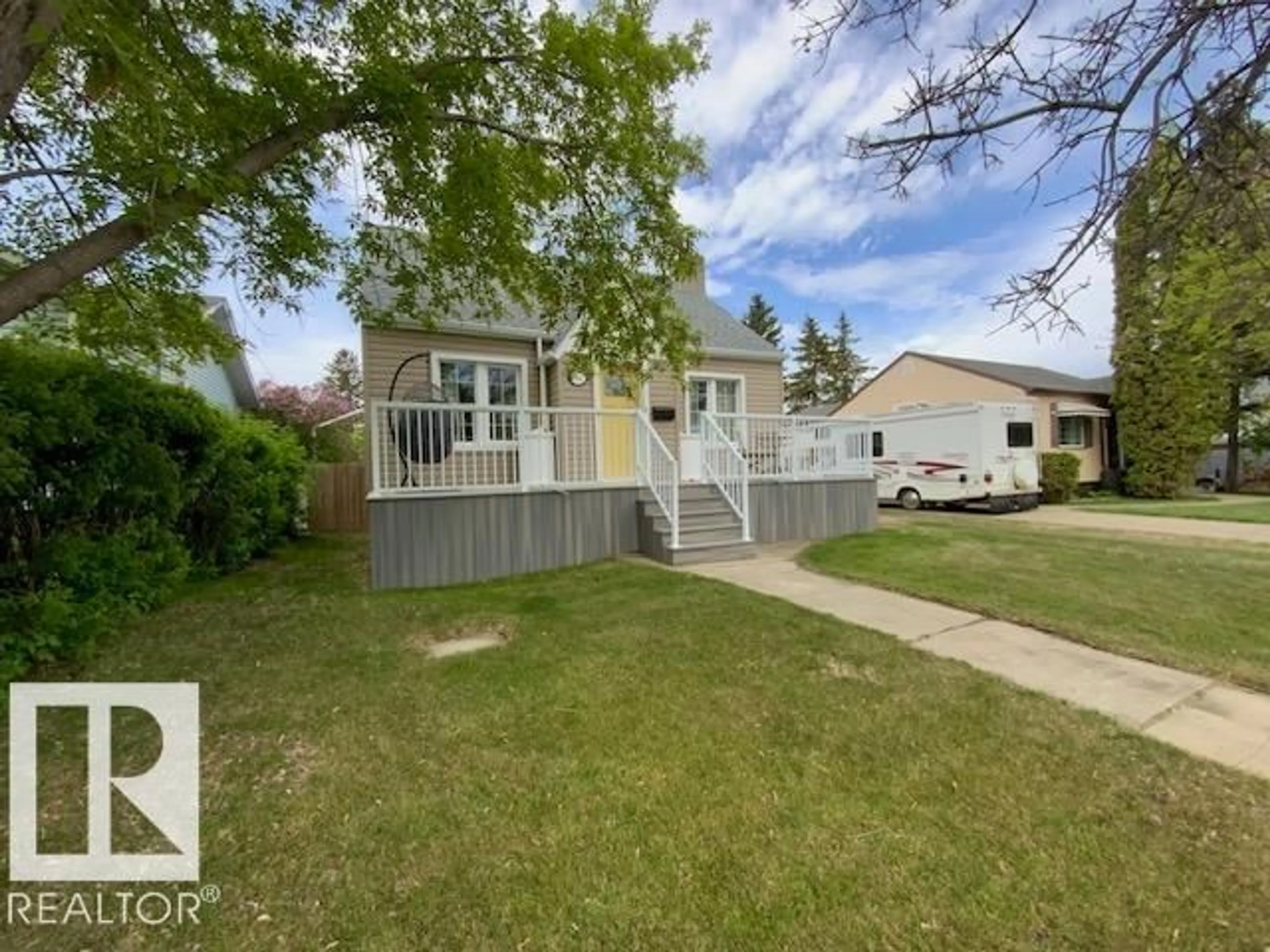 Home with vinyl exterior material, street for 3906 53A ST, Wetaskiwin Alberta T9A1P4