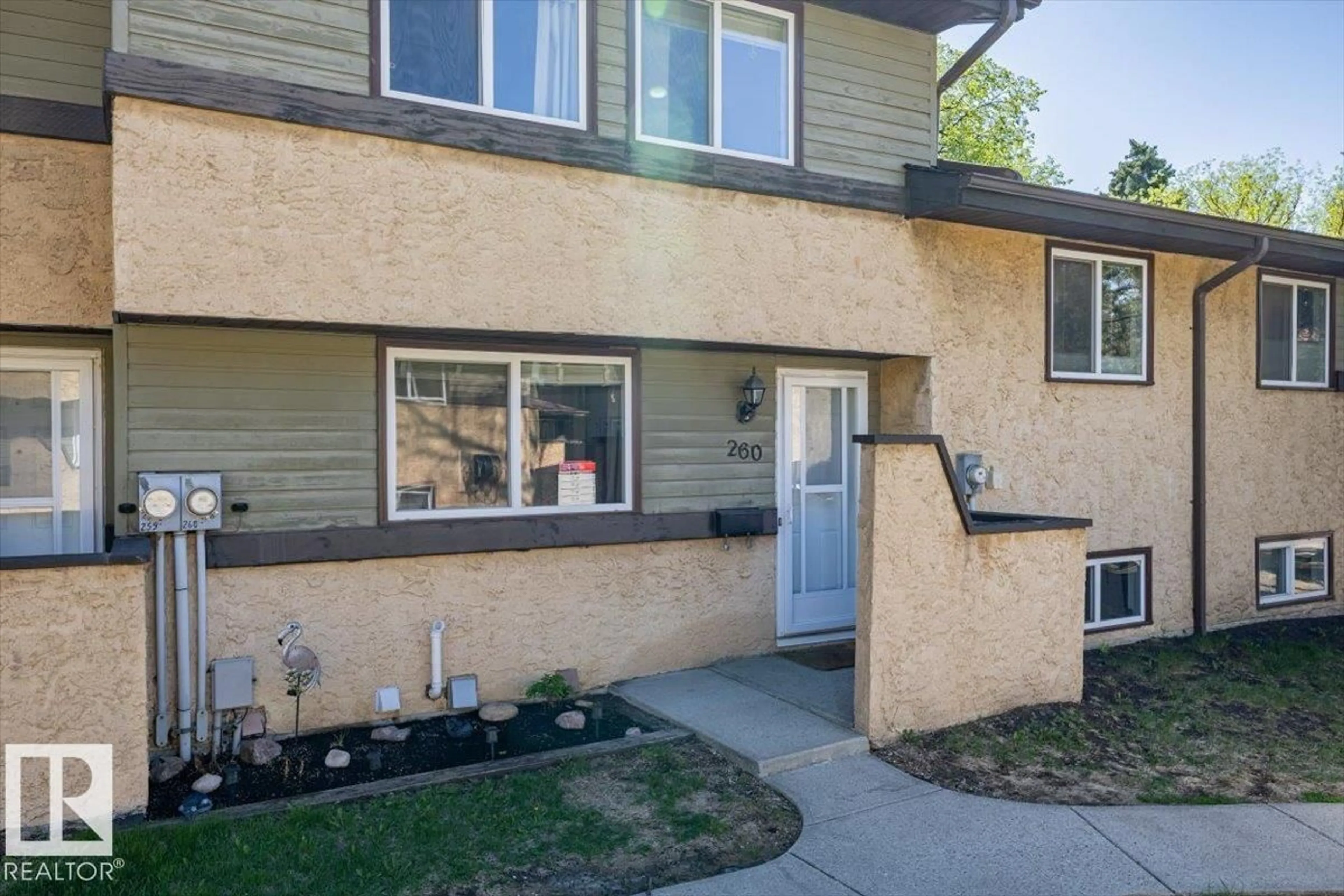 Home with vinyl exterior material, street for 260 WOODBRIDGE WY, Sherwood Park Alberta T8A3Y3