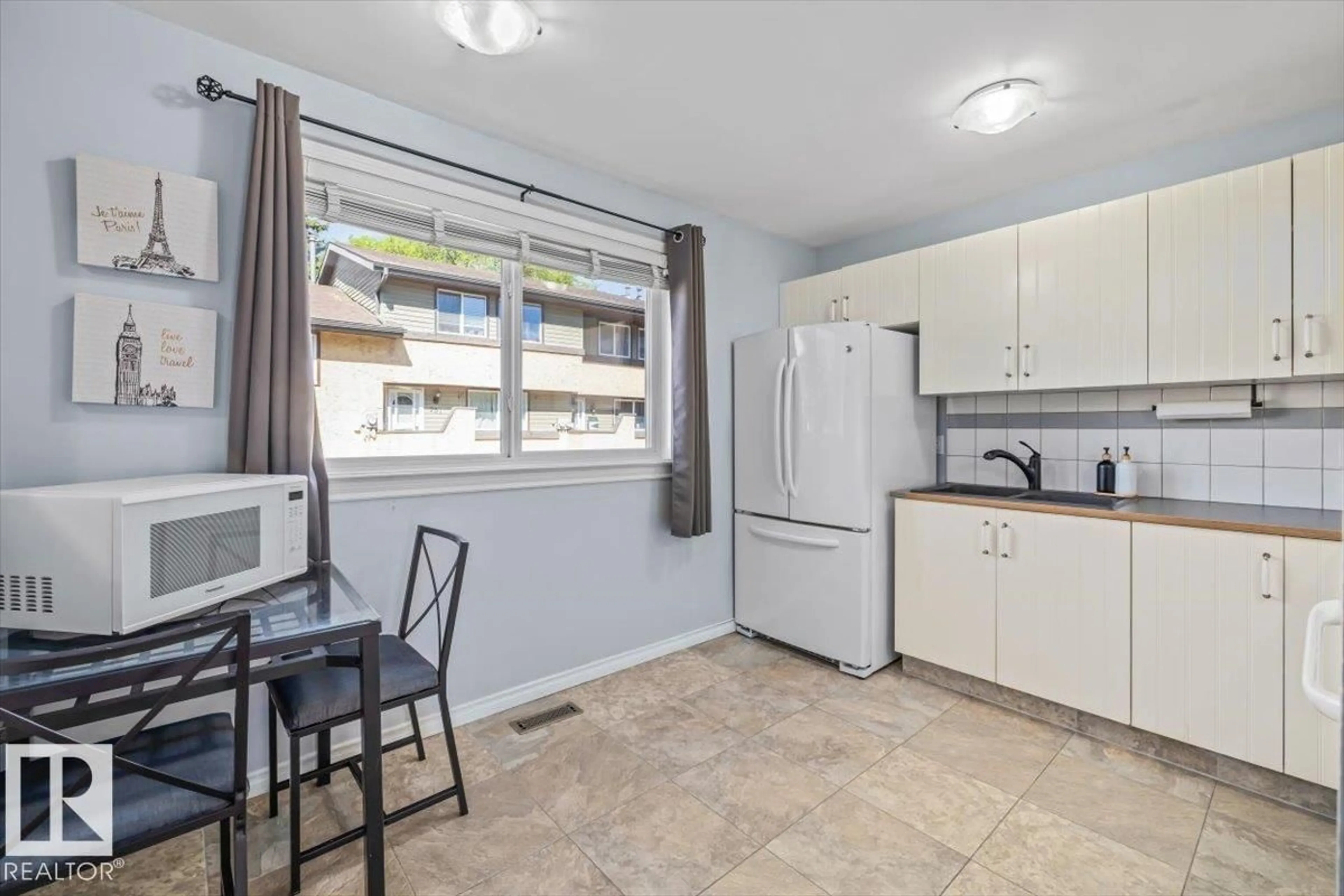 Standard kitchen, unknown for 260 WOODBRIDGE WY, Sherwood Park Alberta T8A3Y3