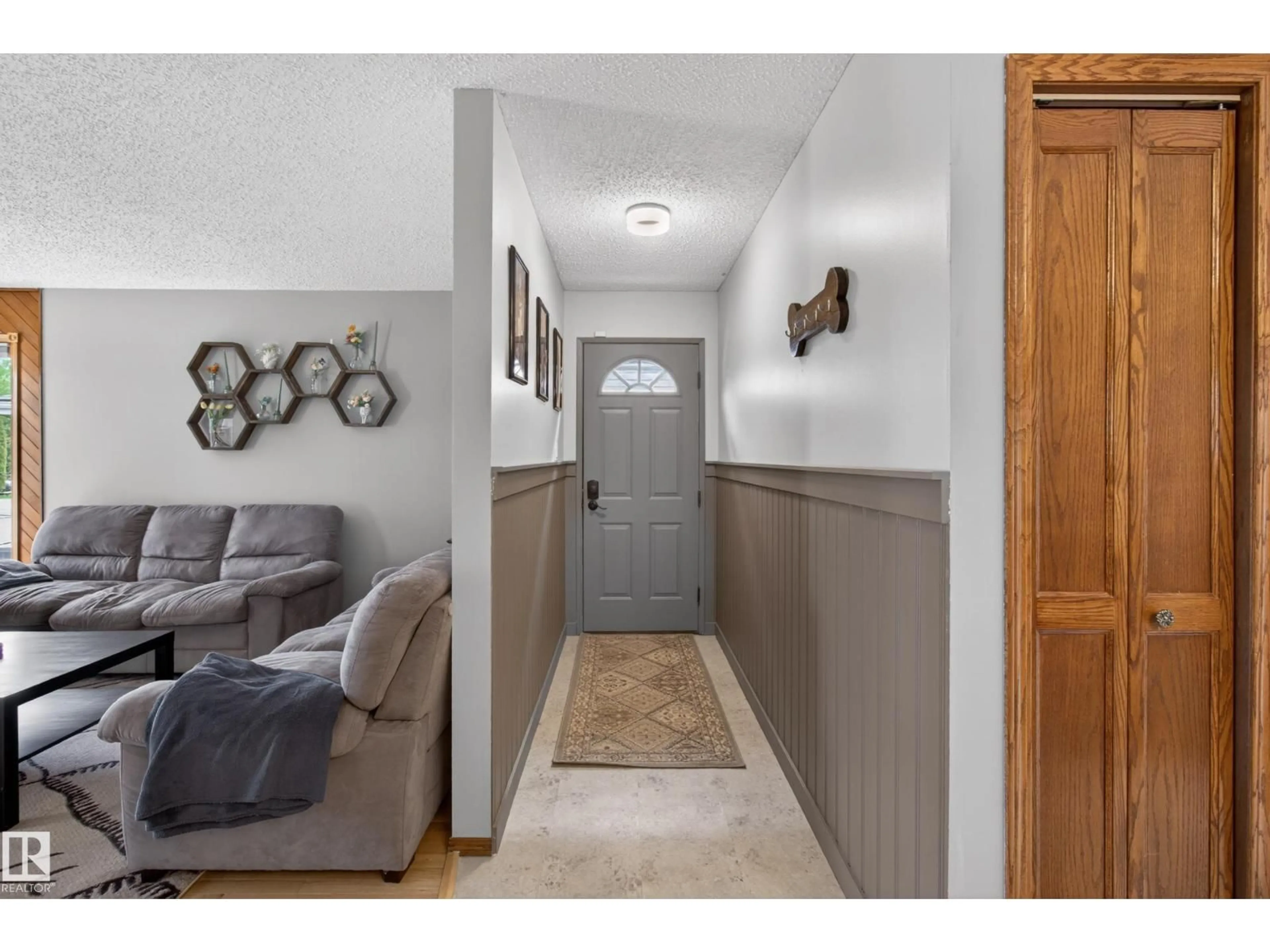 Indoor entryway for 5329 65 ST, Redwater Alberta T0A2W0