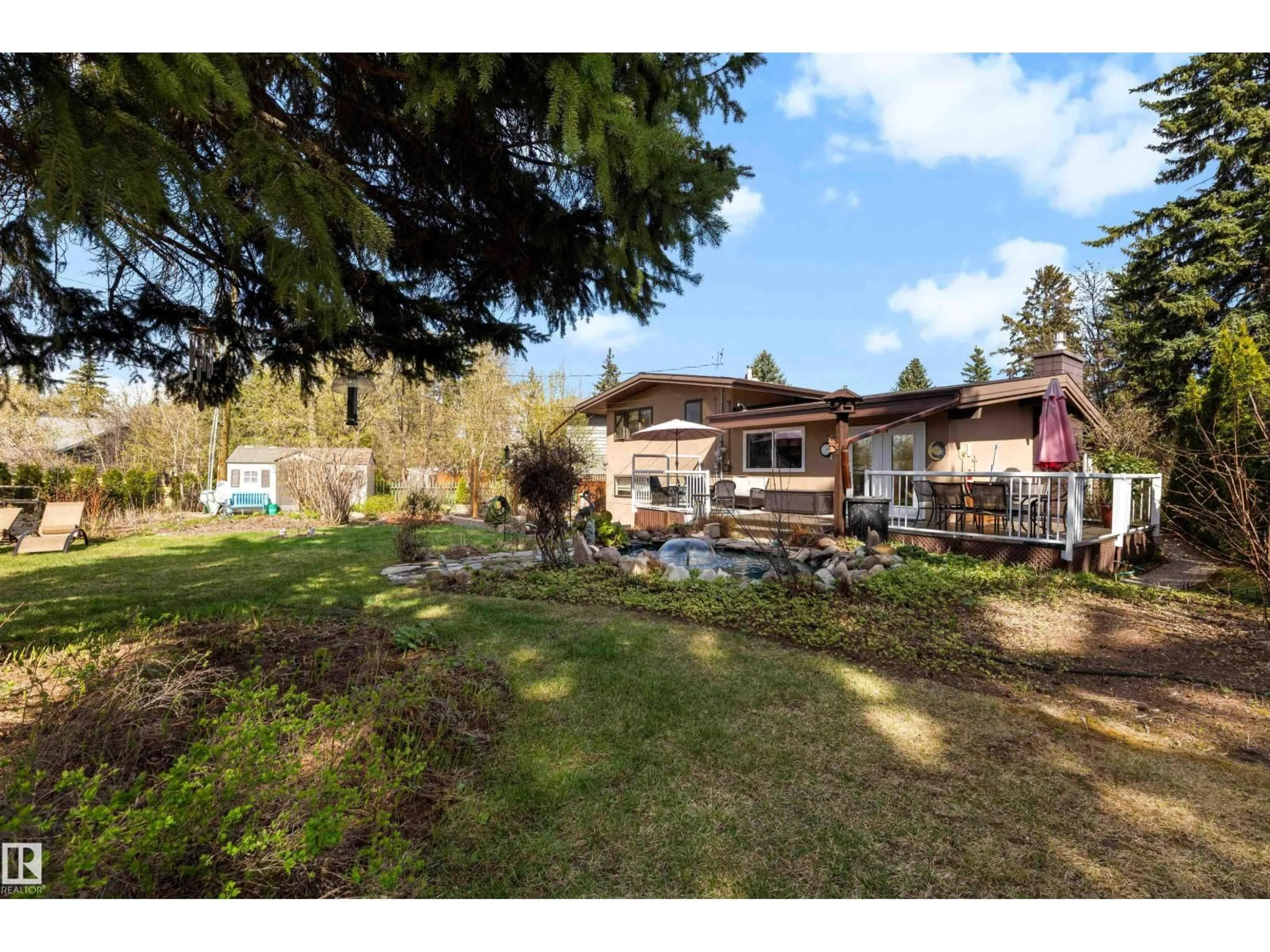 A pic from outside/outdoor area/front of a property/back of a property/a pic from drone, unknown for 8 GARLAND PL, St. Albert Alberta T8N1A7