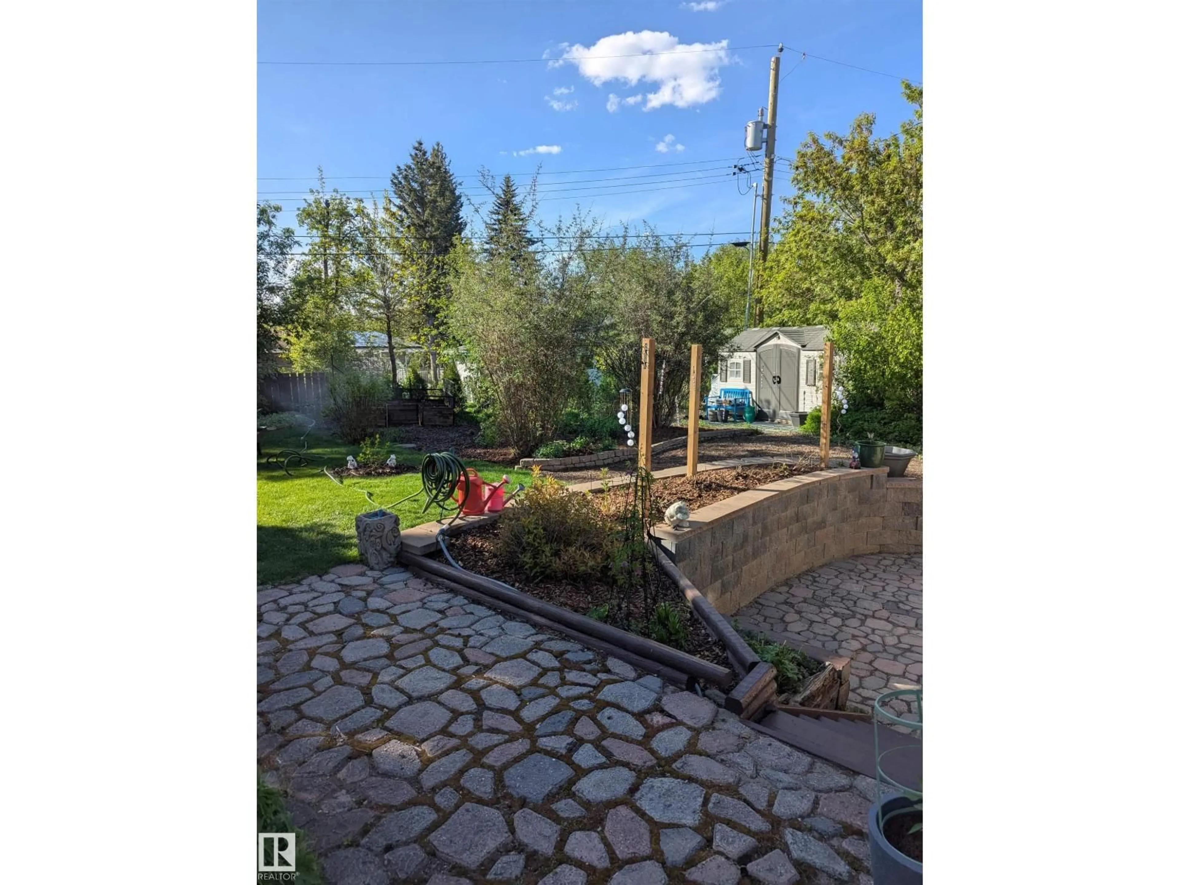 A pic from outside/outdoor area/front of a property/back of a property/a pic from drone, unknown for 8 GARLAND PL, St. Albert Alberta T8N1A7