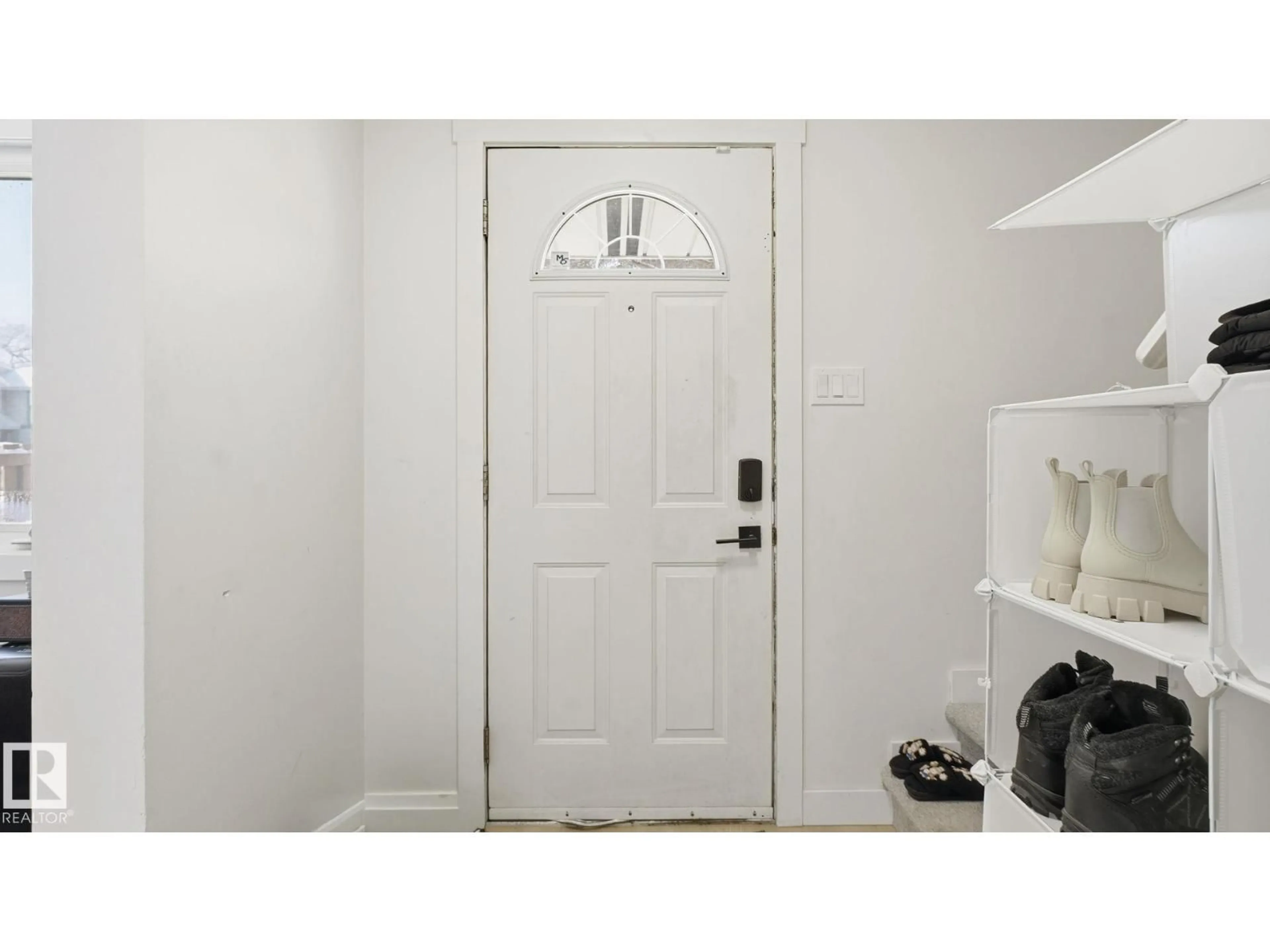 Indoor entryway for 20C CALLINGWOOD CO, Edmonton Alberta T5T0H5