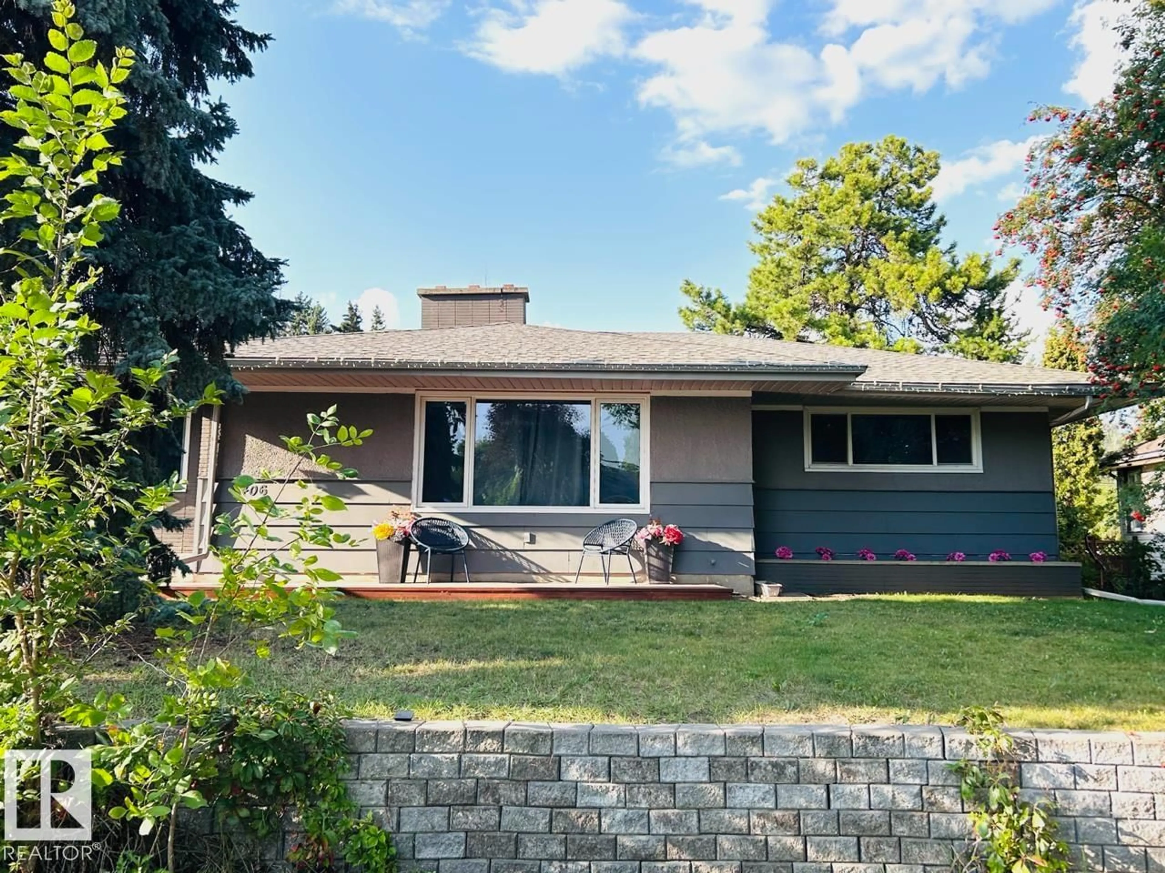 Home with vinyl exterior material, street for 5406 46 AV, Wetaskiwin Alberta T9A0H7
