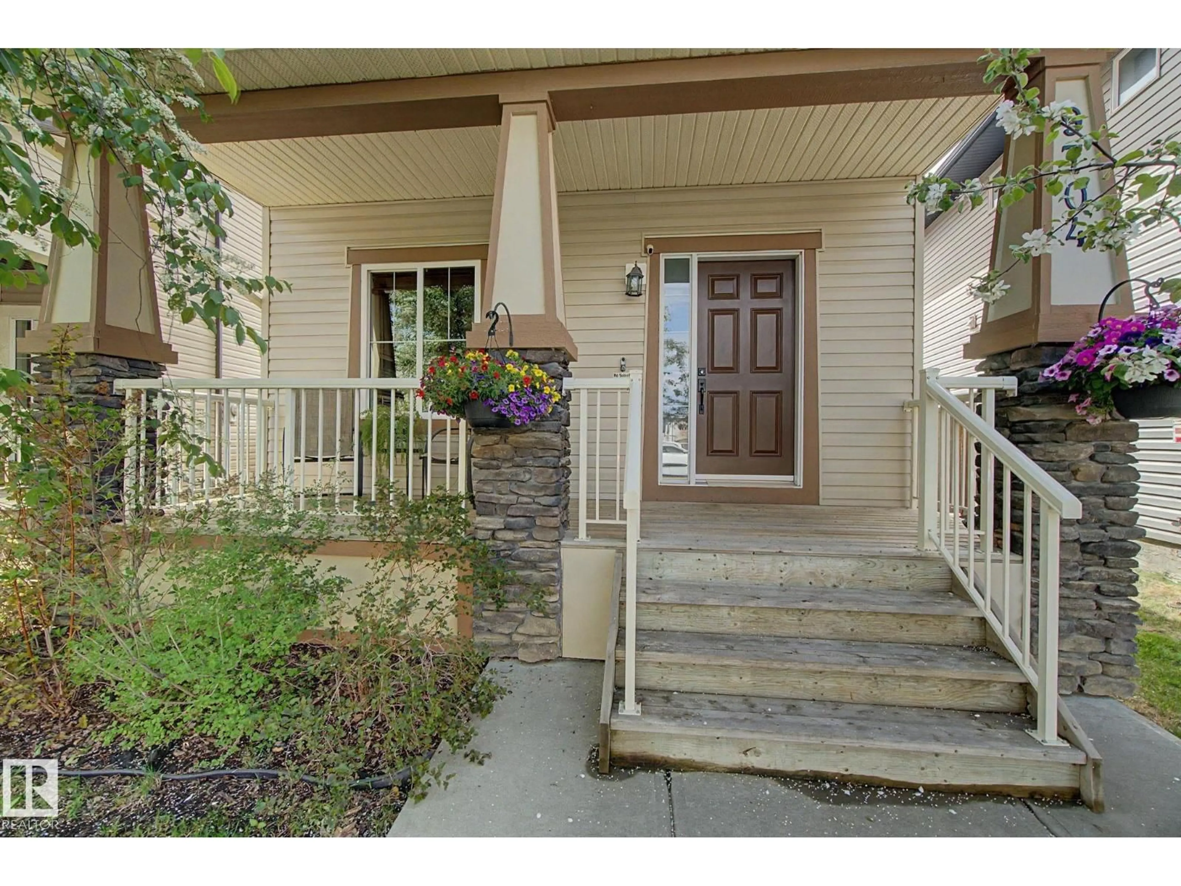 Indoor entryway for 9704 221 ST, Edmonton Alberta T5T4H7