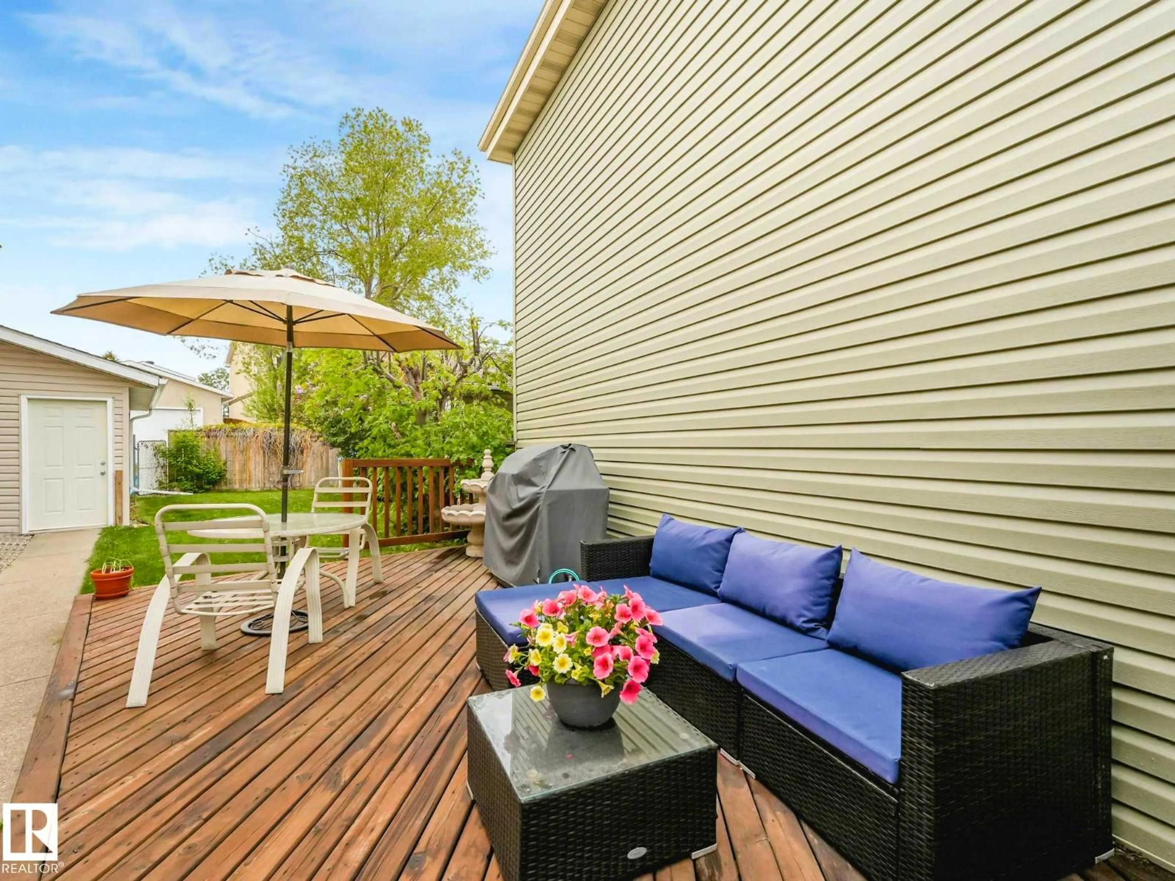 Patio, street for 373 KIRKPATRICK CR, Edmonton Alberta T6L5C9
