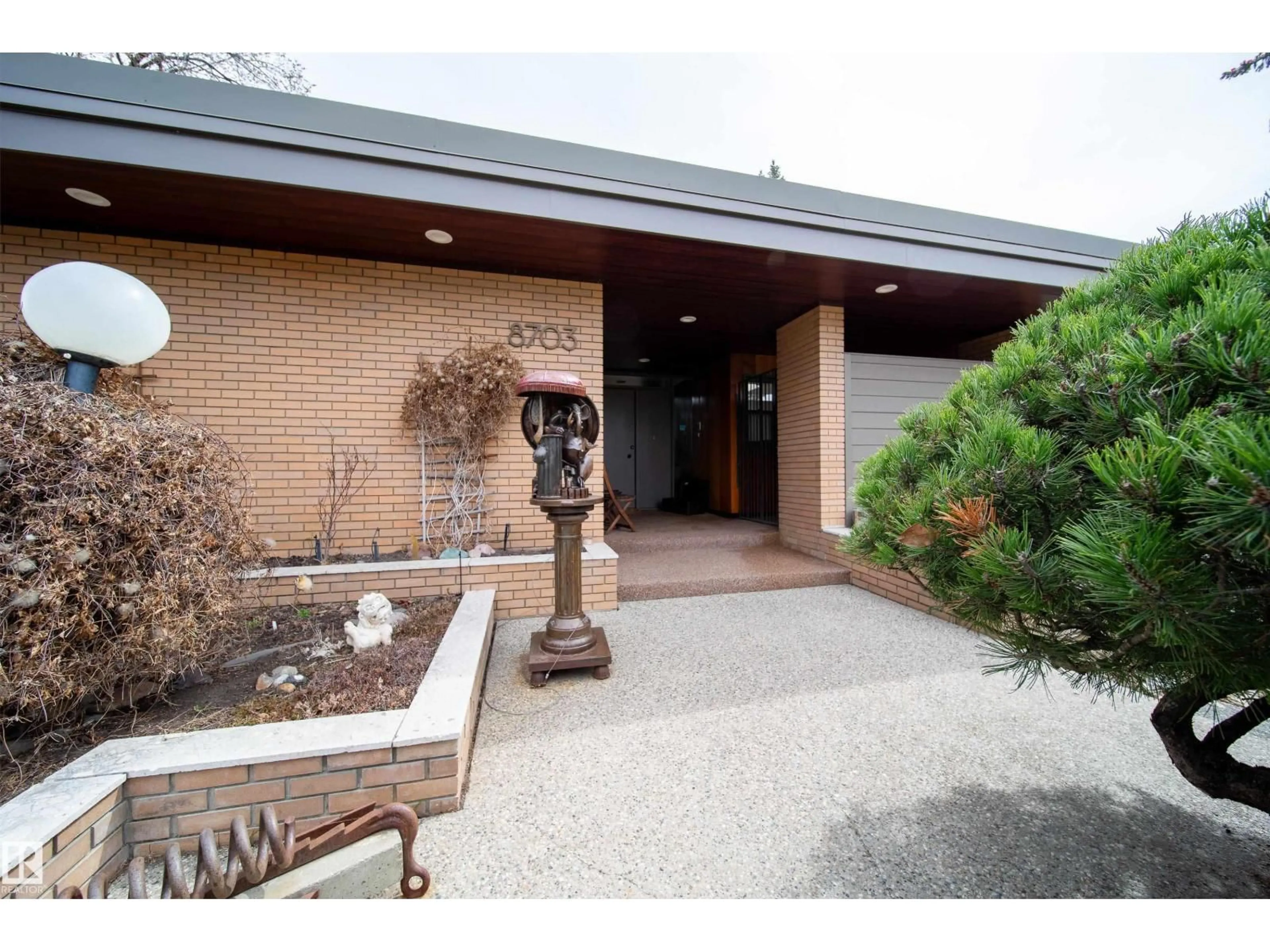 Indoor foyer for 8703 137 ST, Edmonton Alberta T5R0C5