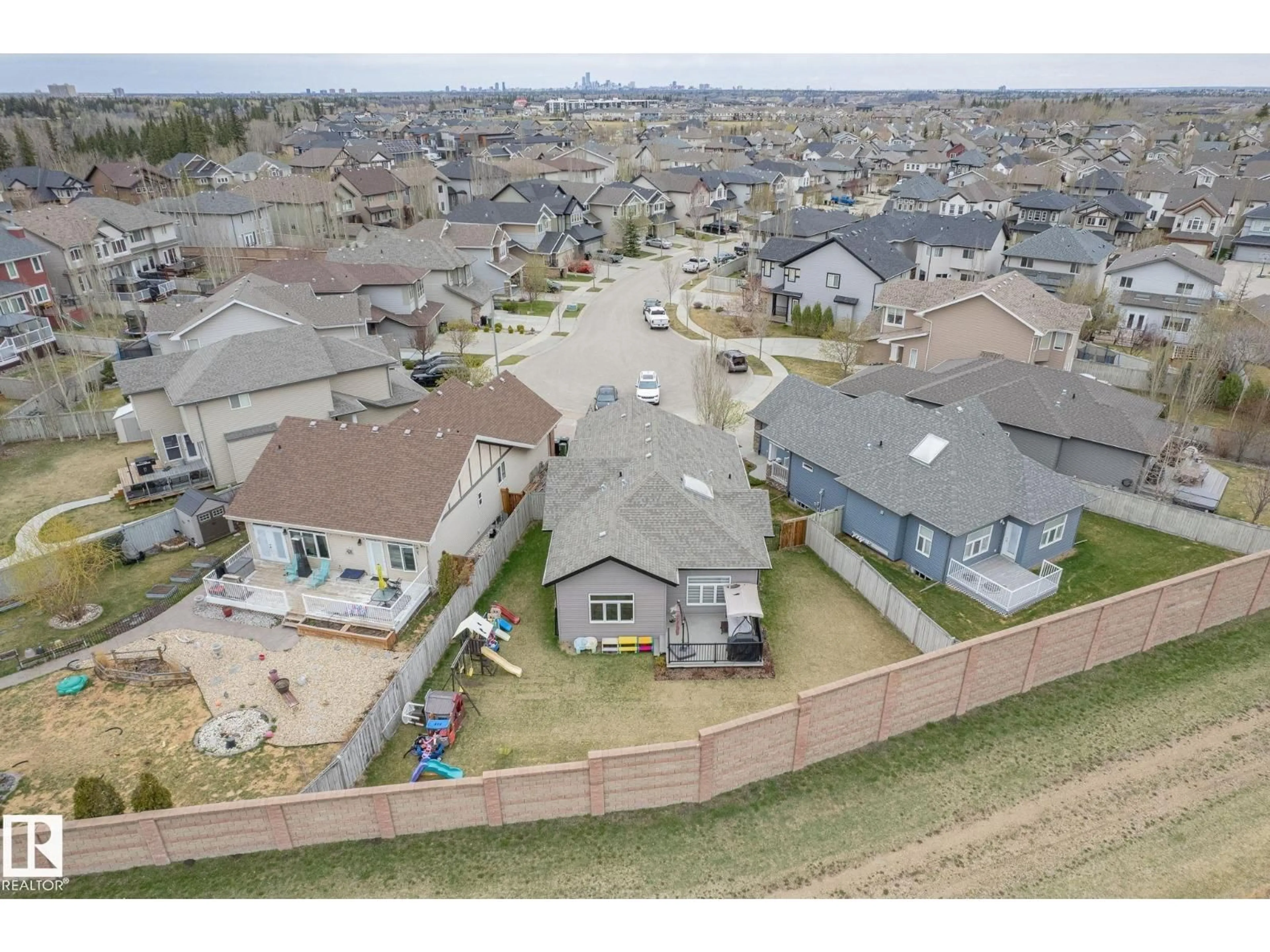A pic from outside/outdoor area/front of a property/back of a property/a pic from drone, street for 1033 CHAHLEY LN, Edmonton Alberta T6M0K5