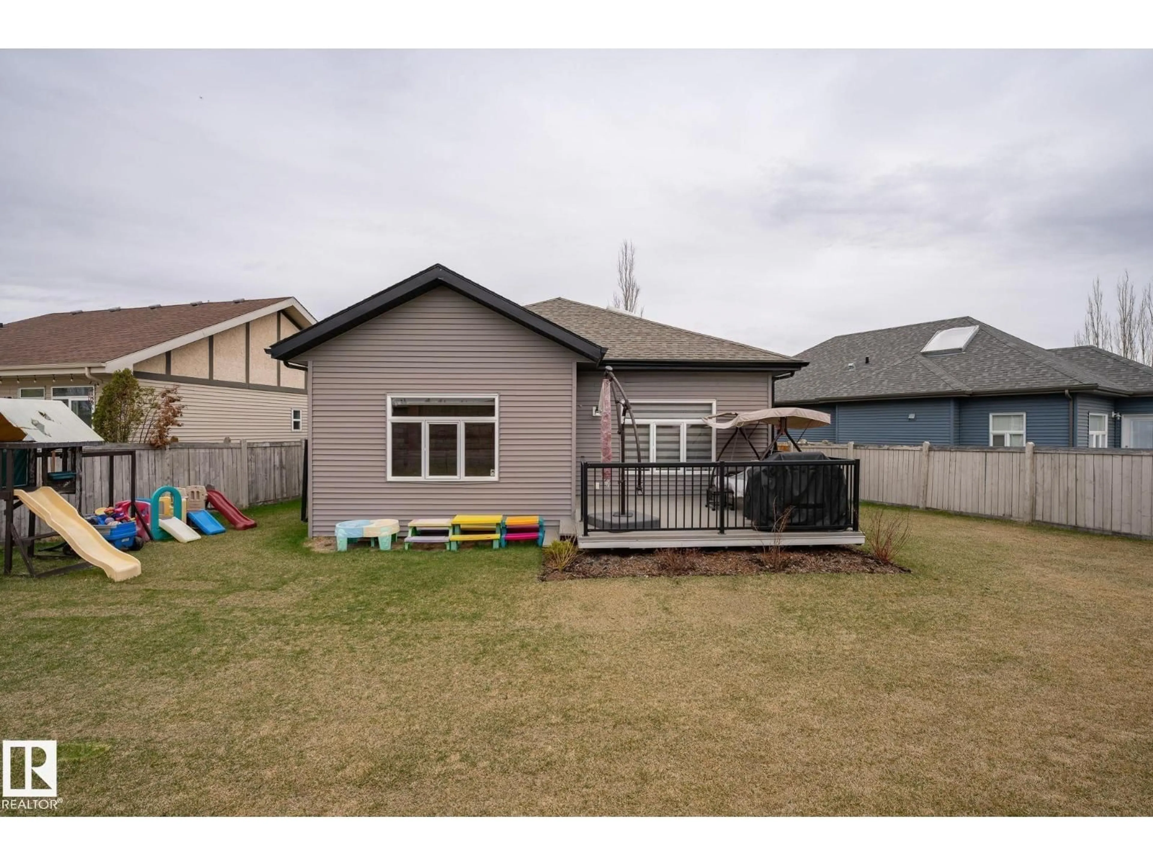A pic from outside/outdoor area/front of a property/back of a property/a pic from drone, street for 1033 CHAHLEY LN, Edmonton Alberta T6M0K5