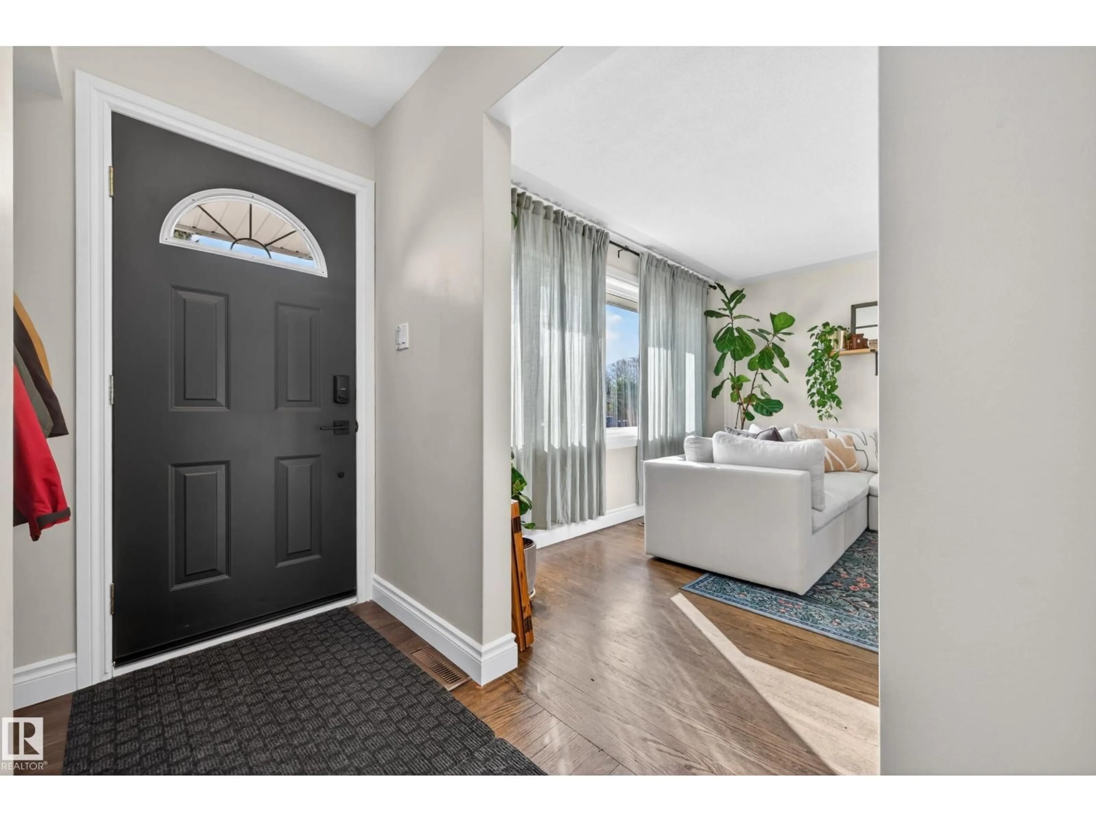 Indoor entryway for 10740 44 ST, Edmonton Alberta T6A1W4