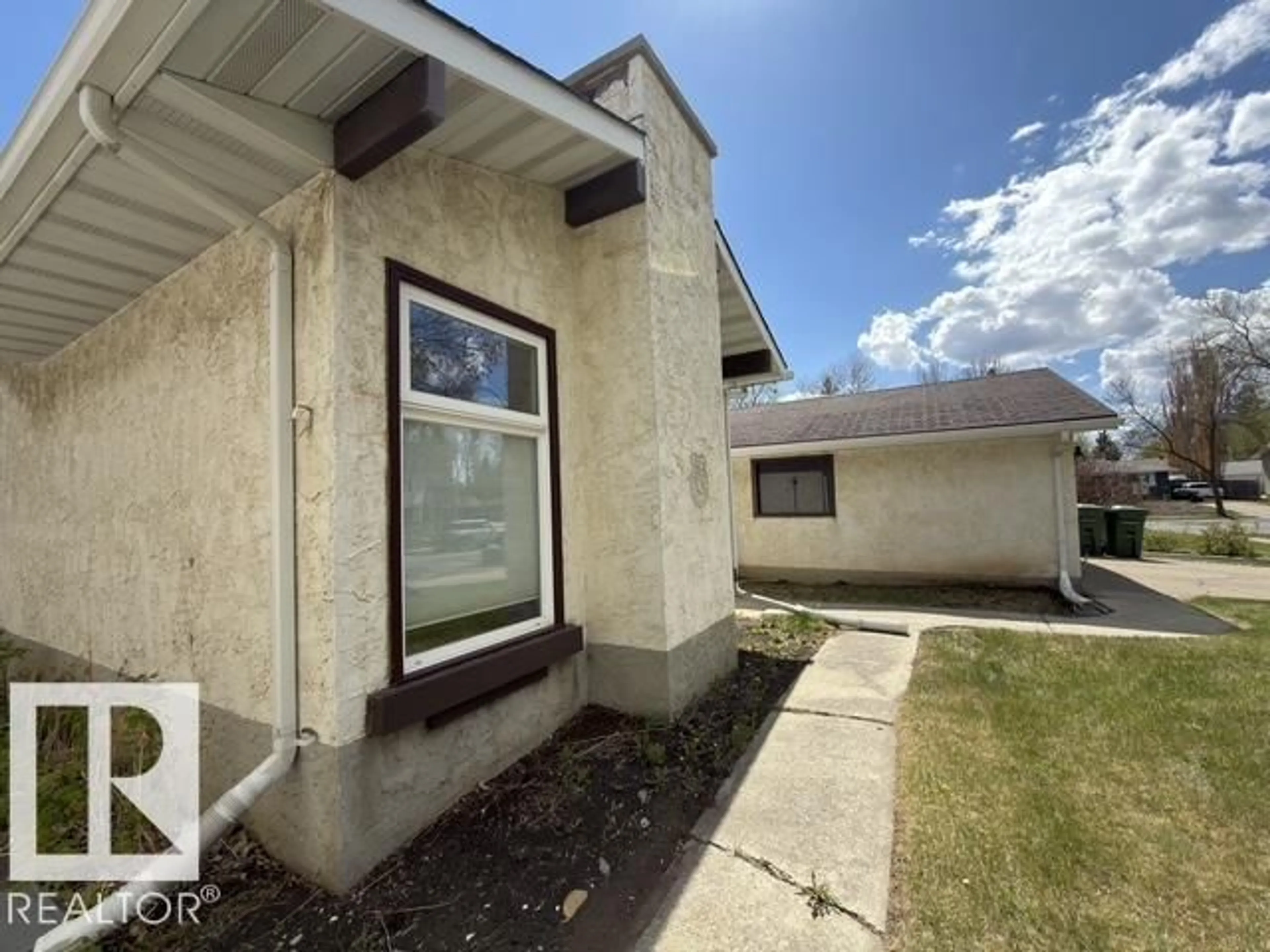 Home with vinyl exterior material, street for 18 LATIMER PL, St. Albert Alberta T8N2J5