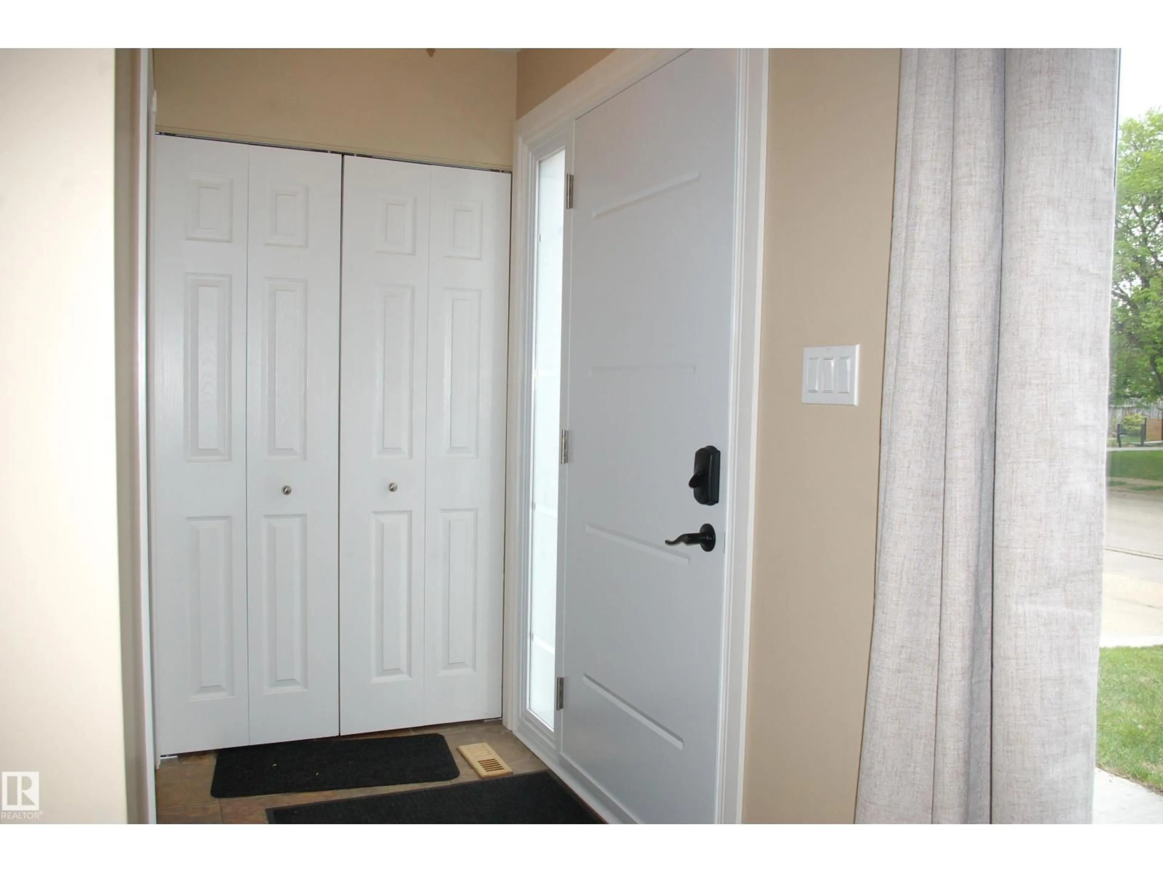 Indoor entryway for 45 WALDEN CR, St. Albert Alberta T8N3N5