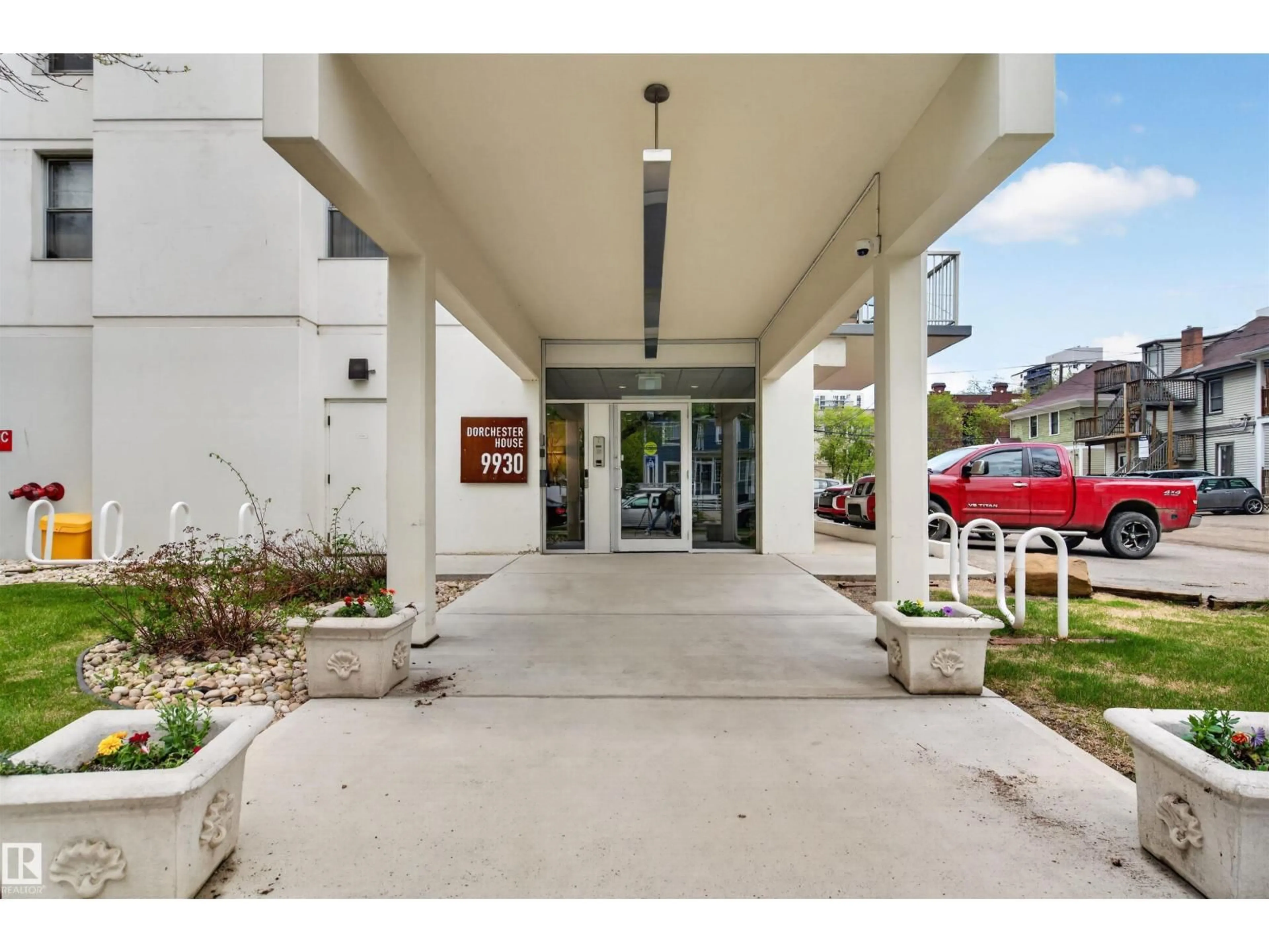 Indoor foyer for #1007 - 9930 113 ST, Edmonton Alberta T5K1N6