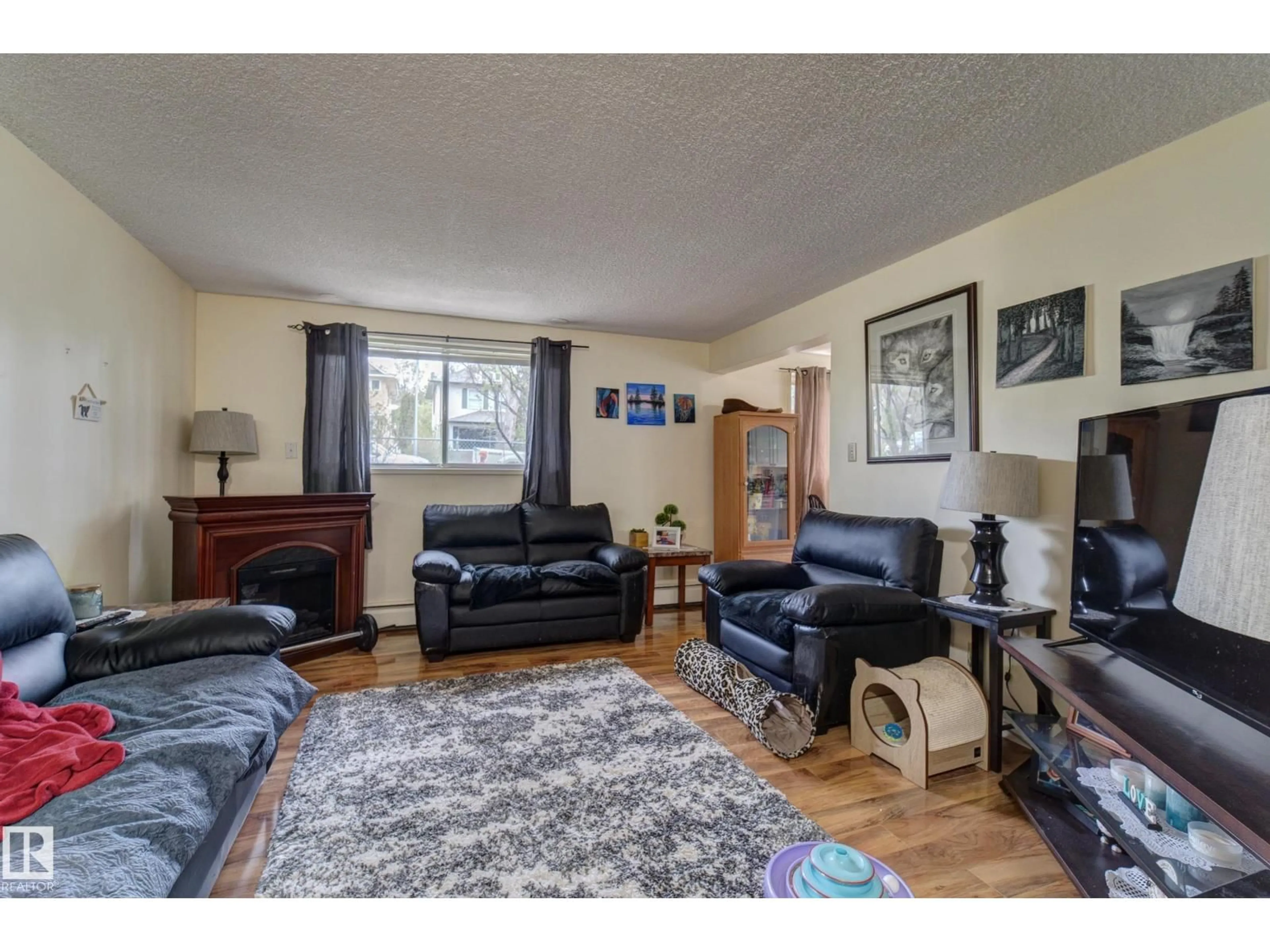 Living room with furniture, unknown for NW - 9749 88 AV, Edmonton Alberta T6E2R1