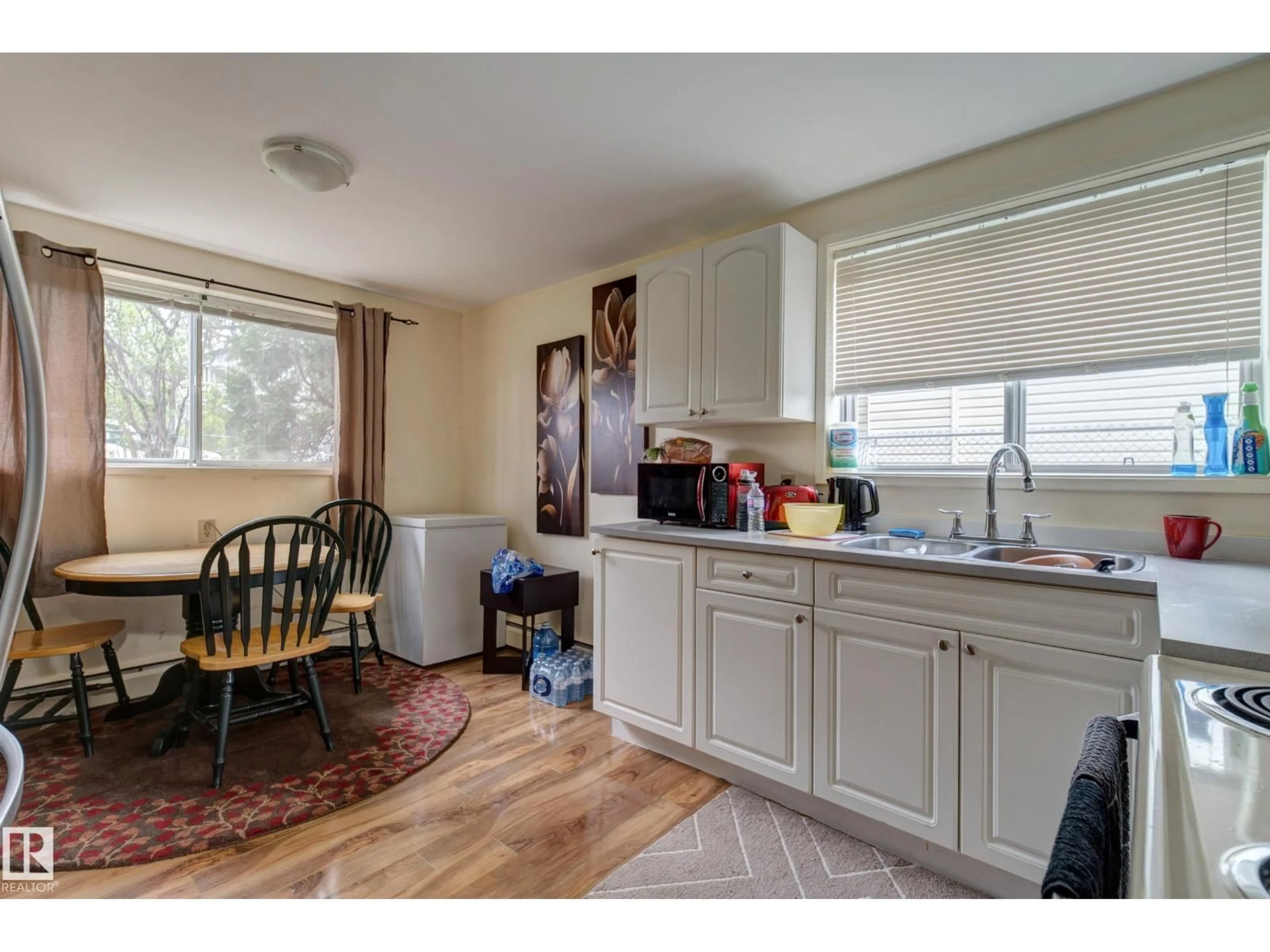 Standard kitchen, wood/laminate floor for NW - 9749 88 AV, Edmonton Alberta T6E2R1