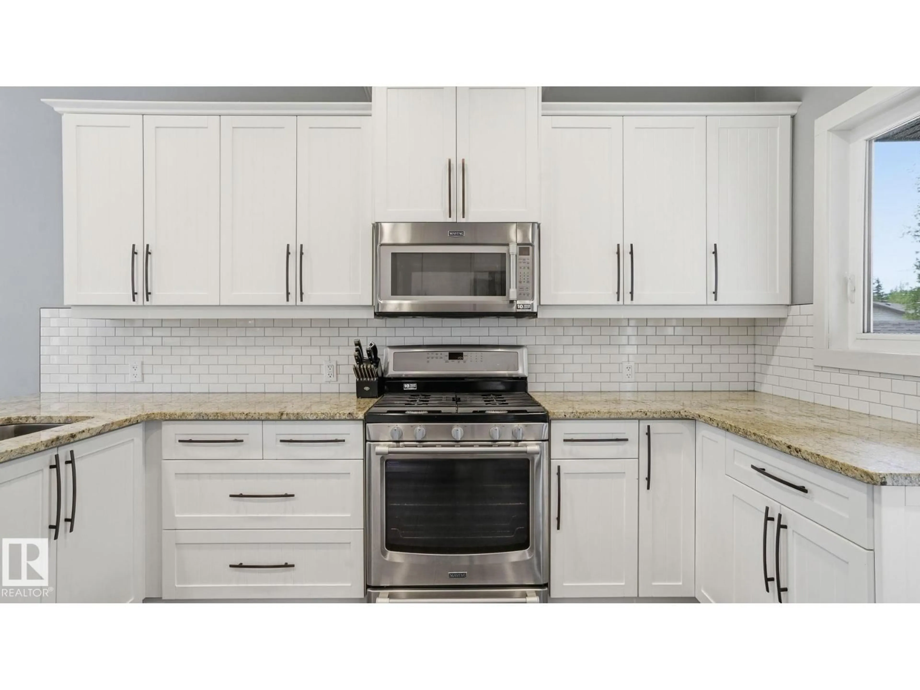 Standard kitchen, ceramic/tile floor for 977 9TH ST, Rural Lac Ste. Anne County Alberta T0E1A0