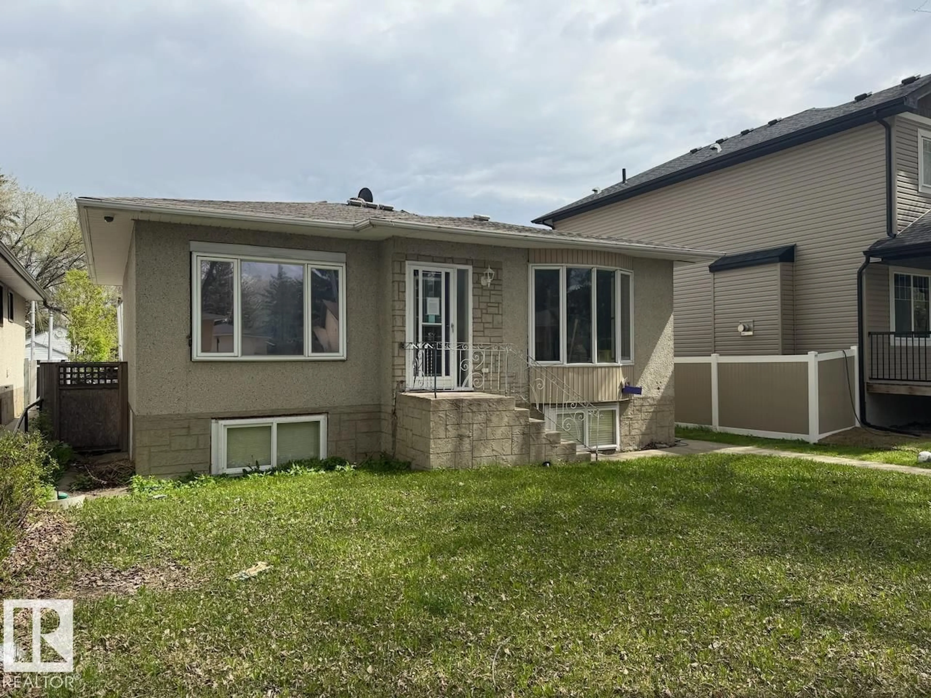 Home with vinyl exterior material, unknown for NW - 11839 56 ST, Edmonton Alberta T5W3S7