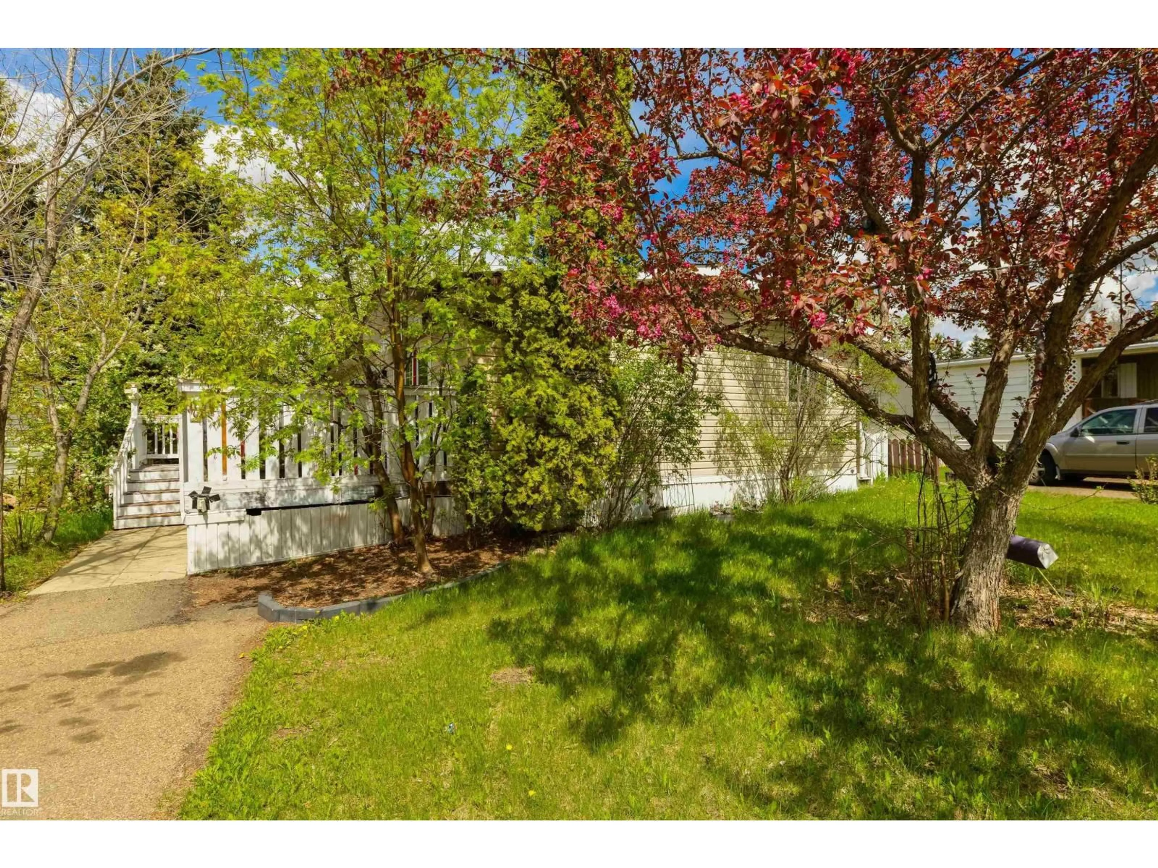 A pic from outside/outdoor area/front of a property/back of a property/a pic from drone, unknown for 6 HILLCREST DR, Edmonton Alberta T6P1J2