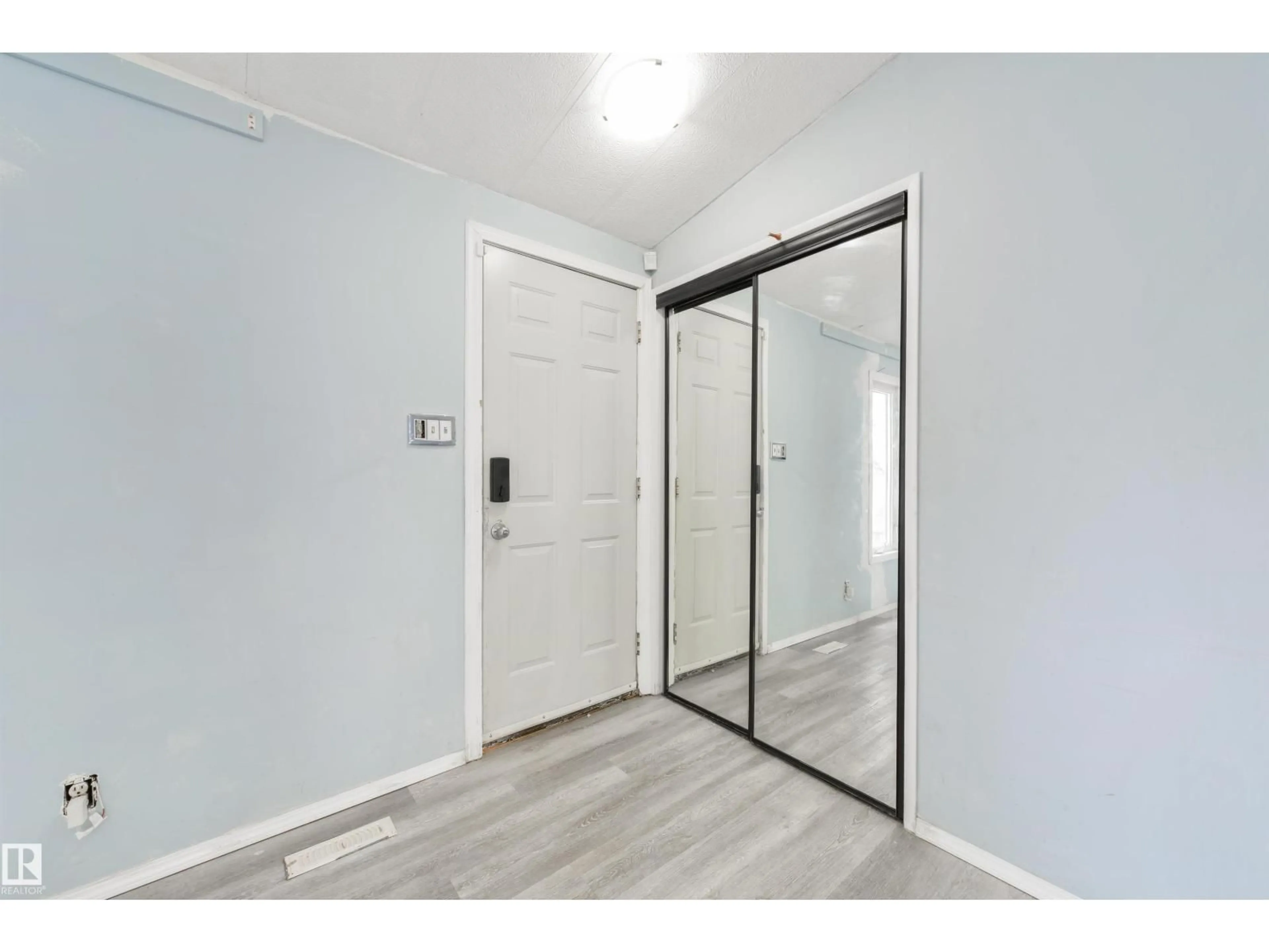 Indoor entryway for 6 HILLCREST DR, Edmonton Alberta T6P1J2