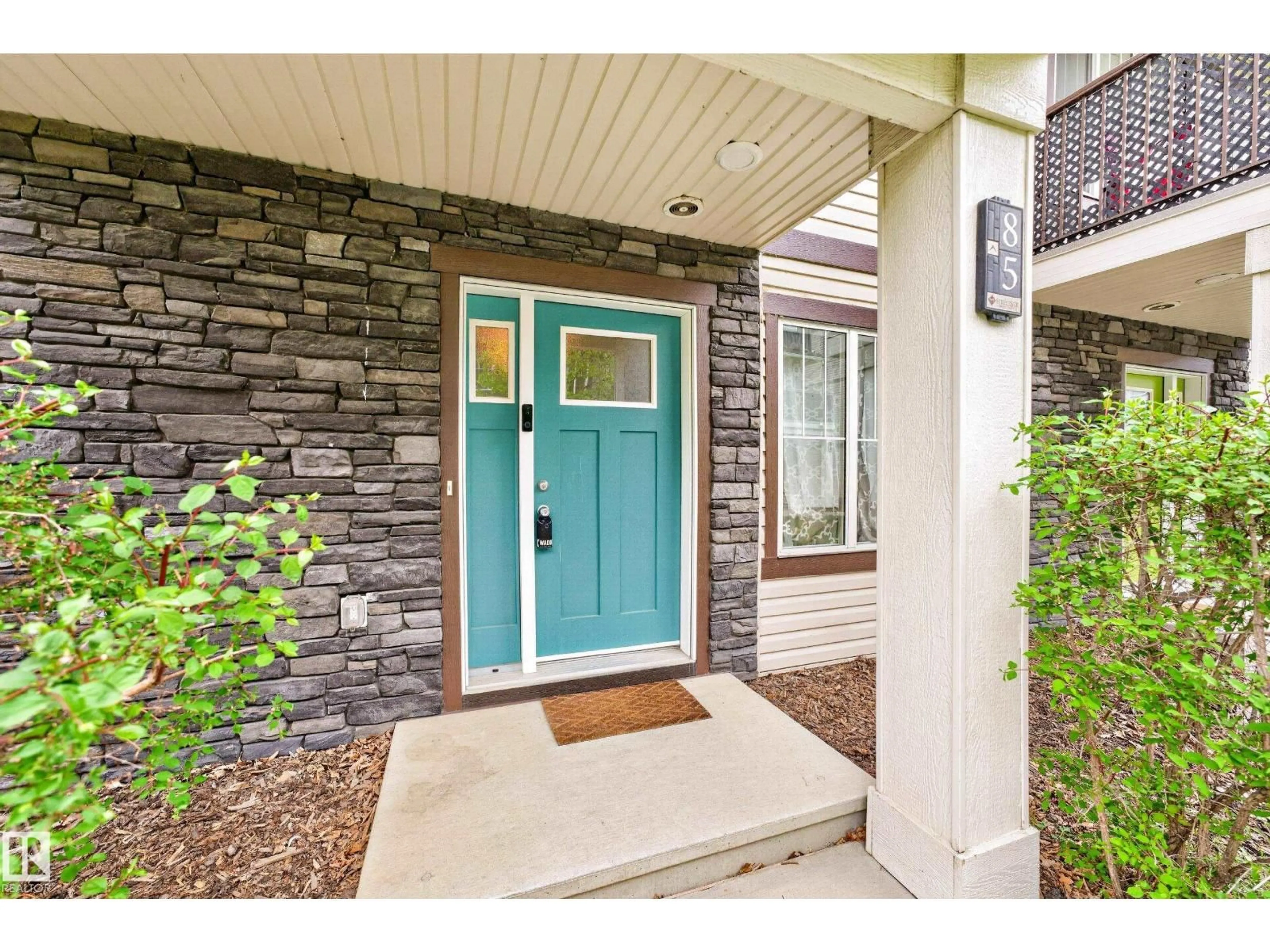 Indoor entryway for 85 165 CY BECKER BV, Edmonton Alberta T5Y3R4