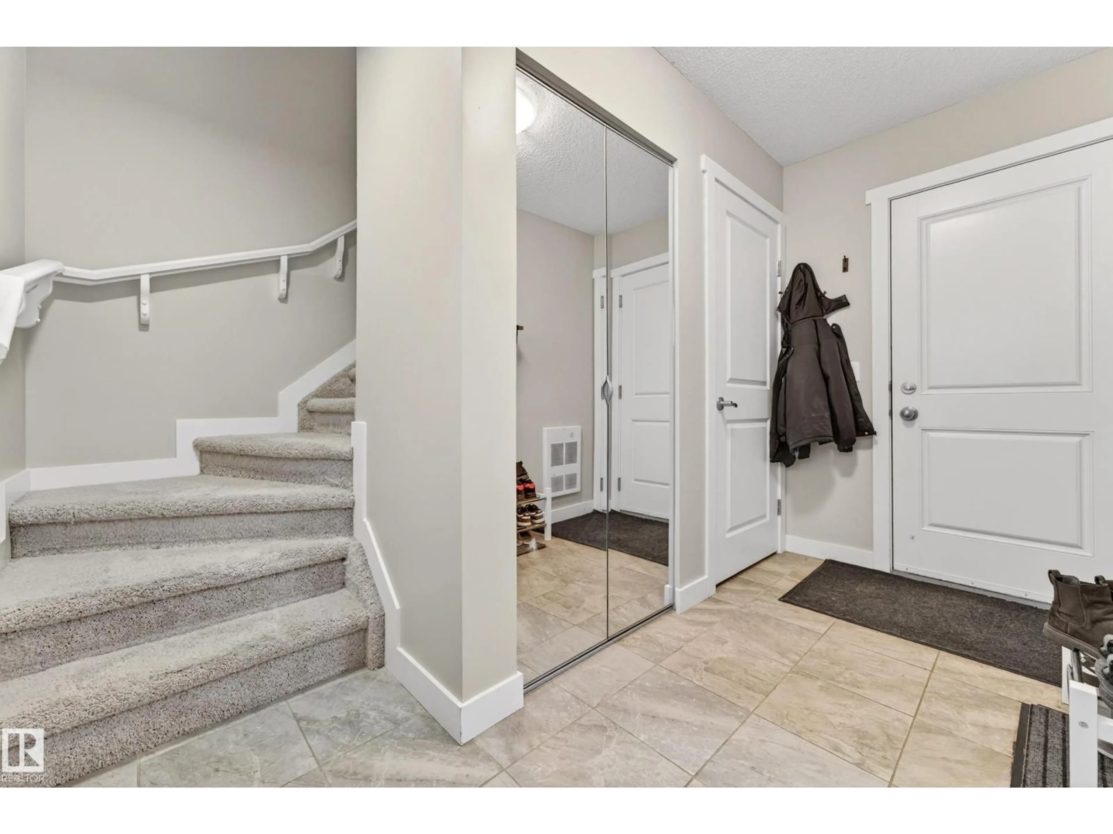 Indoor entryway for 85 165 CY BECKER BV, Edmonton Alberta T5Y3R4