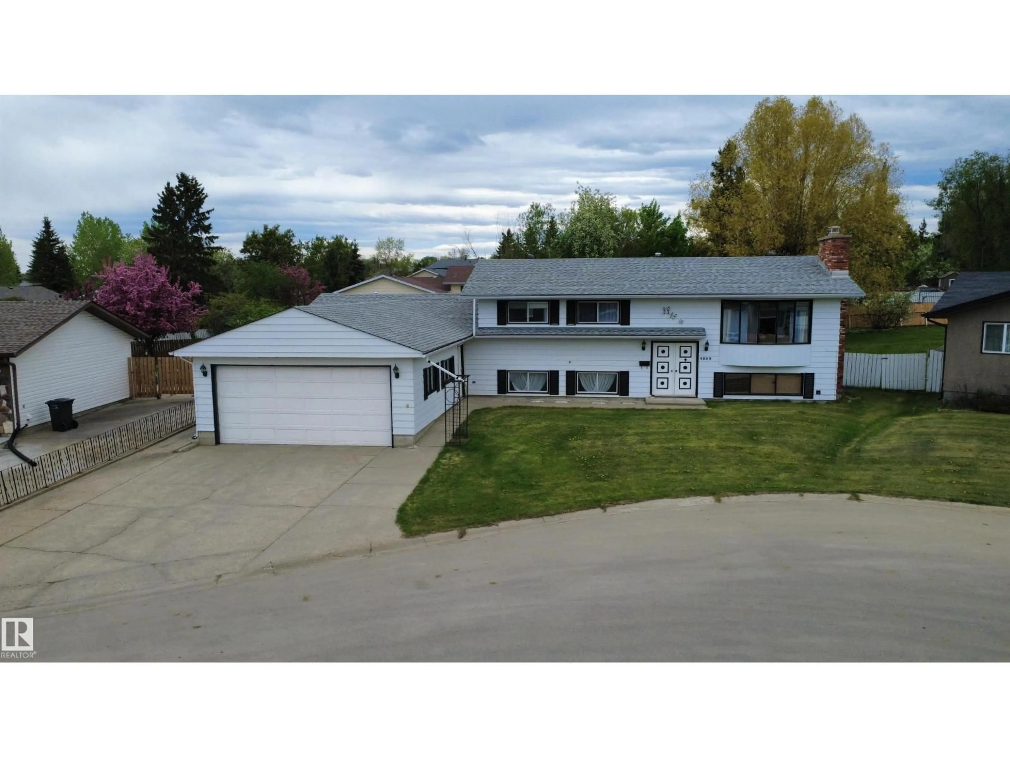 A pic from outside/outdoor area/front of a property/back of a property/a pic from drone, street for 4809 MACKENZIE AVE, Drayton Valley Alberta T7A1A5