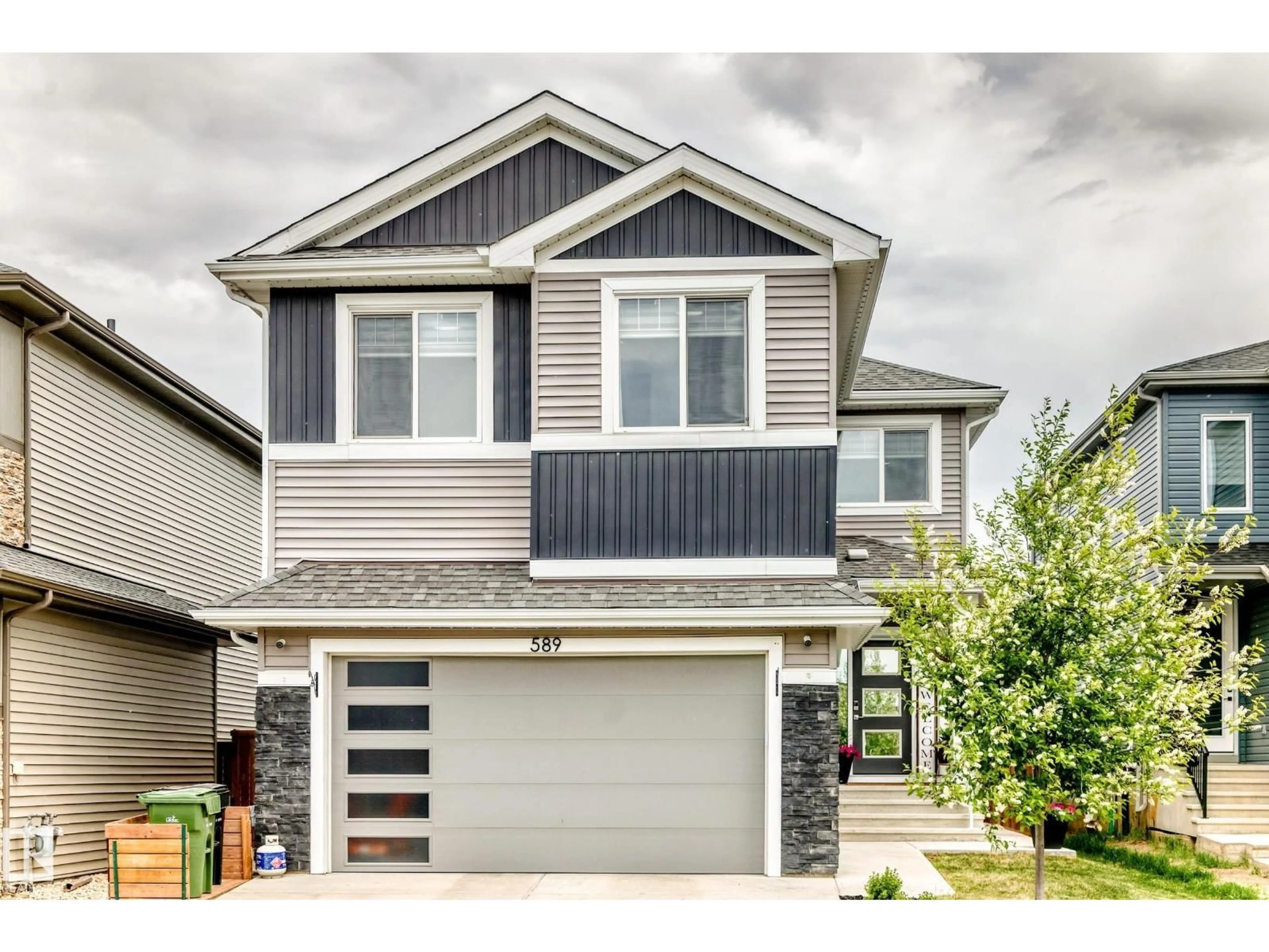 Home with vinyl exterior material, street for 589 BOULDER WD, Leduc Alberta T9E1M1