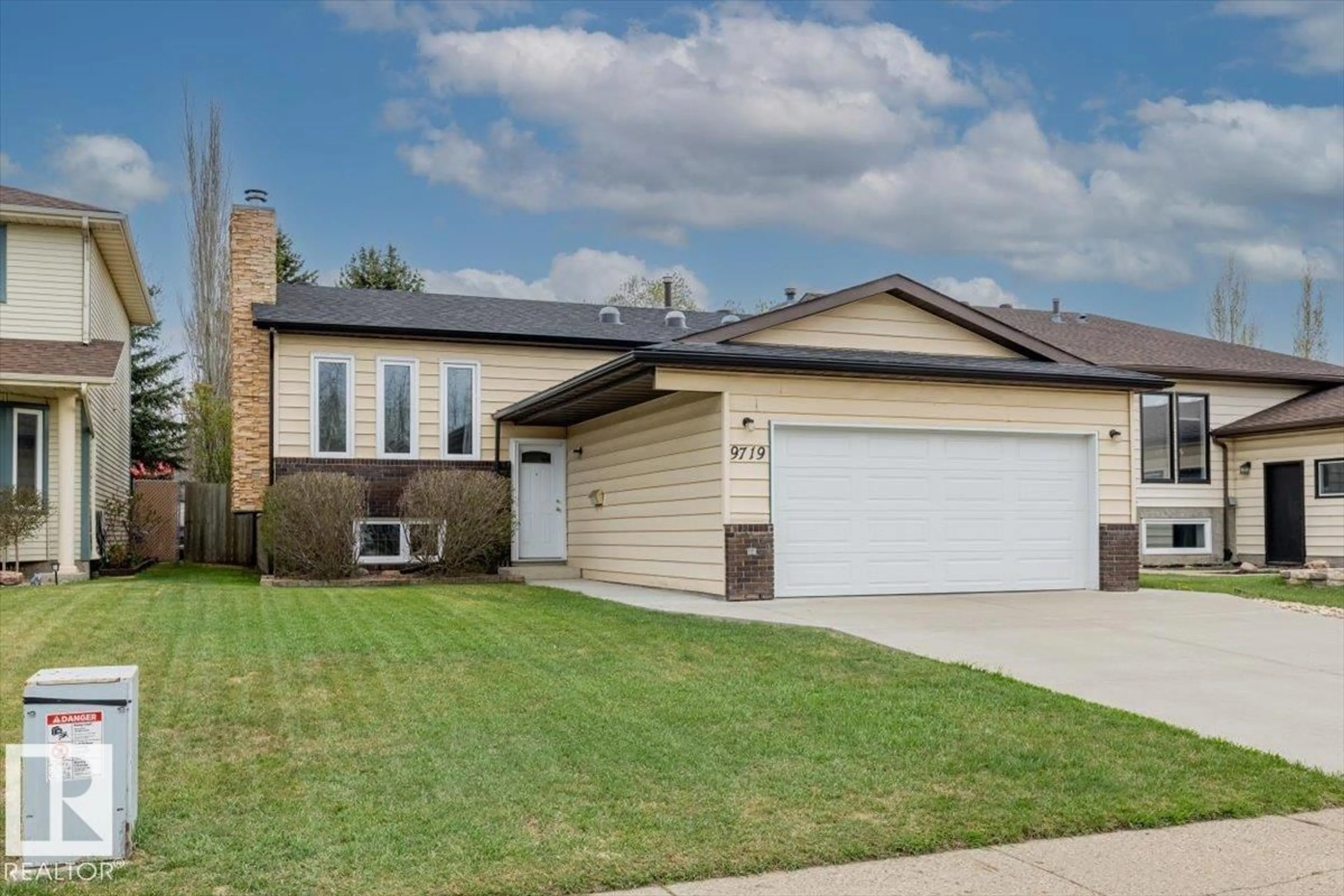 Home with vinyl exterior material, street for NW - 9719 190 ST, Edmonton Alberta T5T5K7