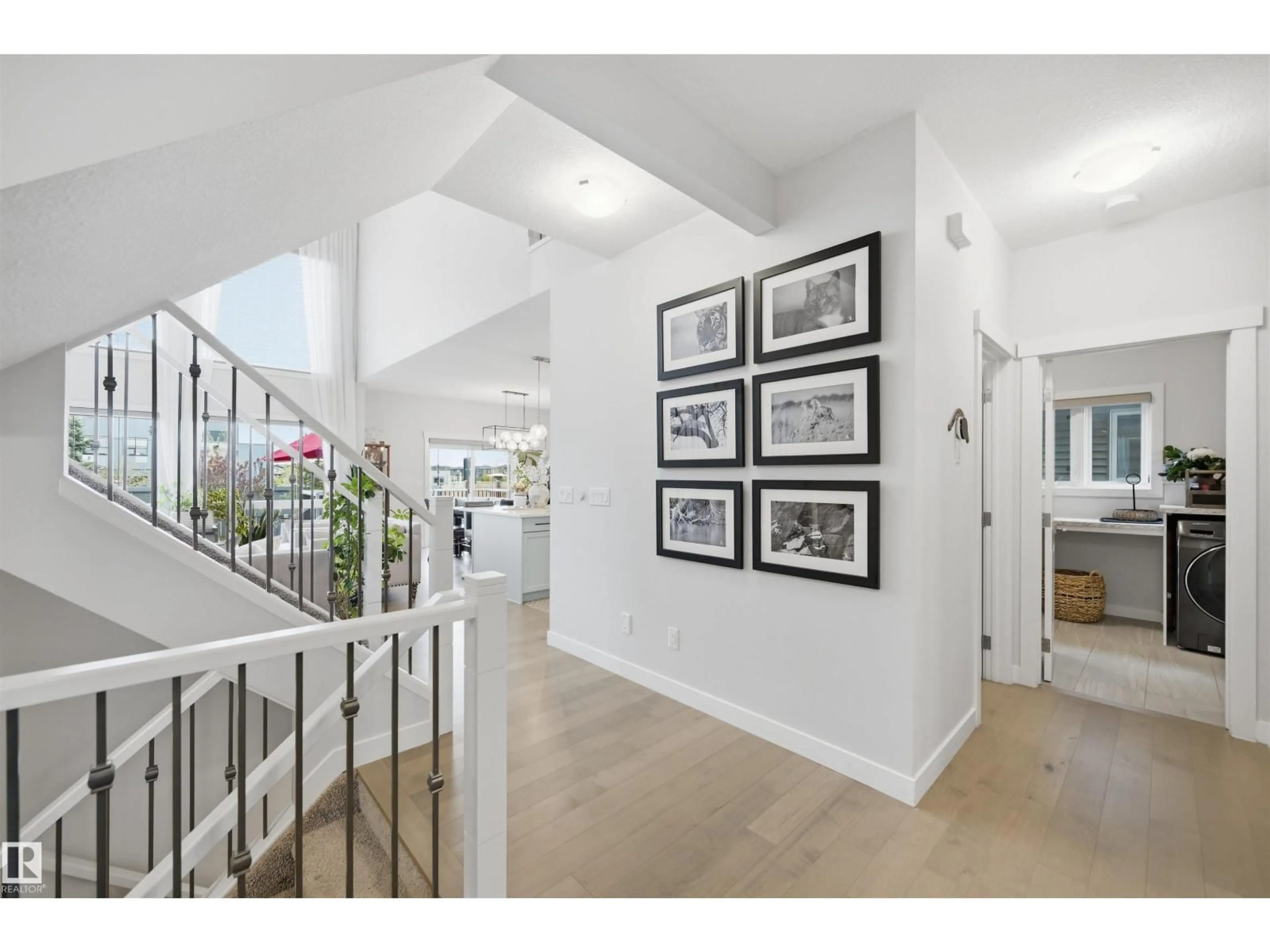 Indoor foyer for 6615 KNOX PL, Edmonton Alberta T6W4A1
