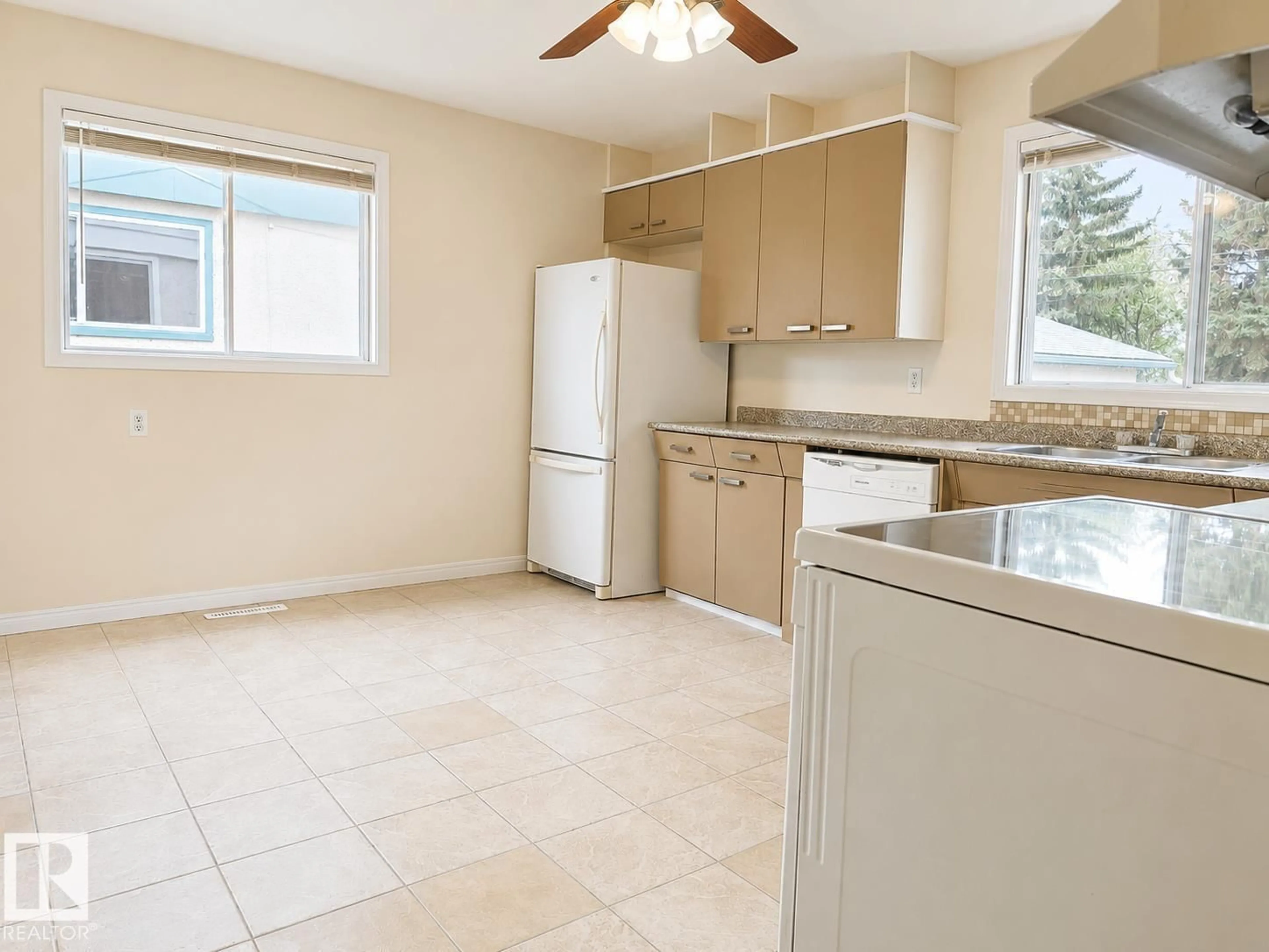 Standard kitchen, ceramic/tile floor for NW - 8712 162 ST, Edmonton Alberta T5R2M1