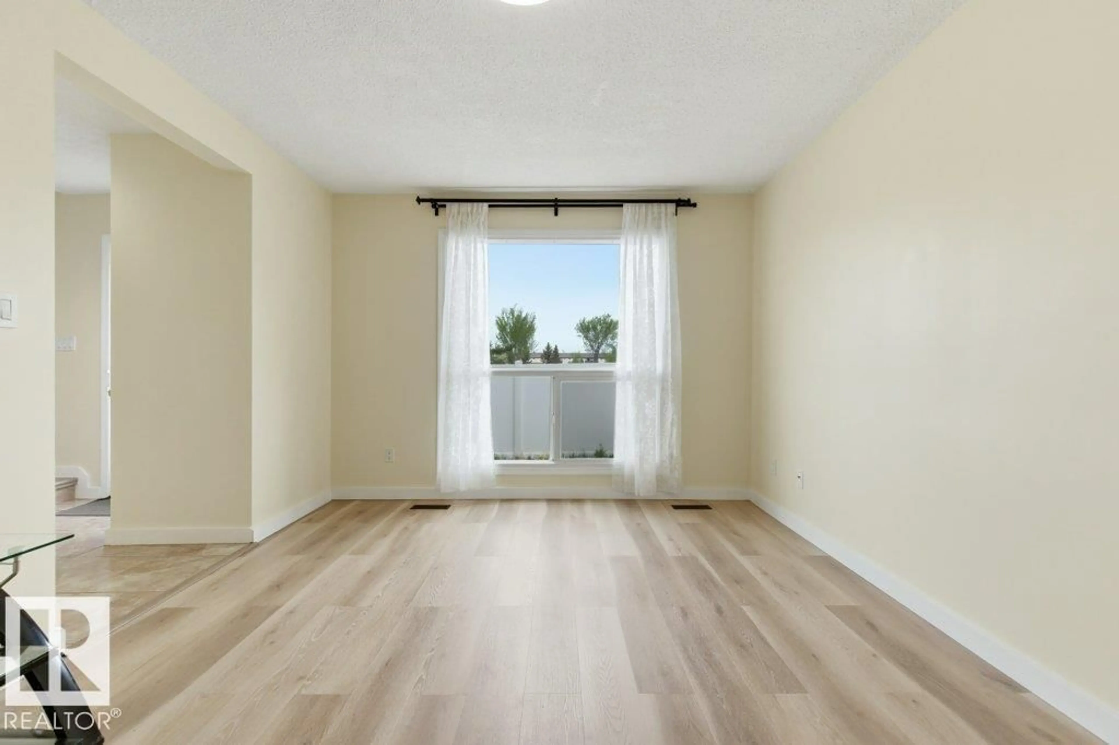 A pic of a room for 13279 47 ST, Edmonton Alberta T5A3L5
