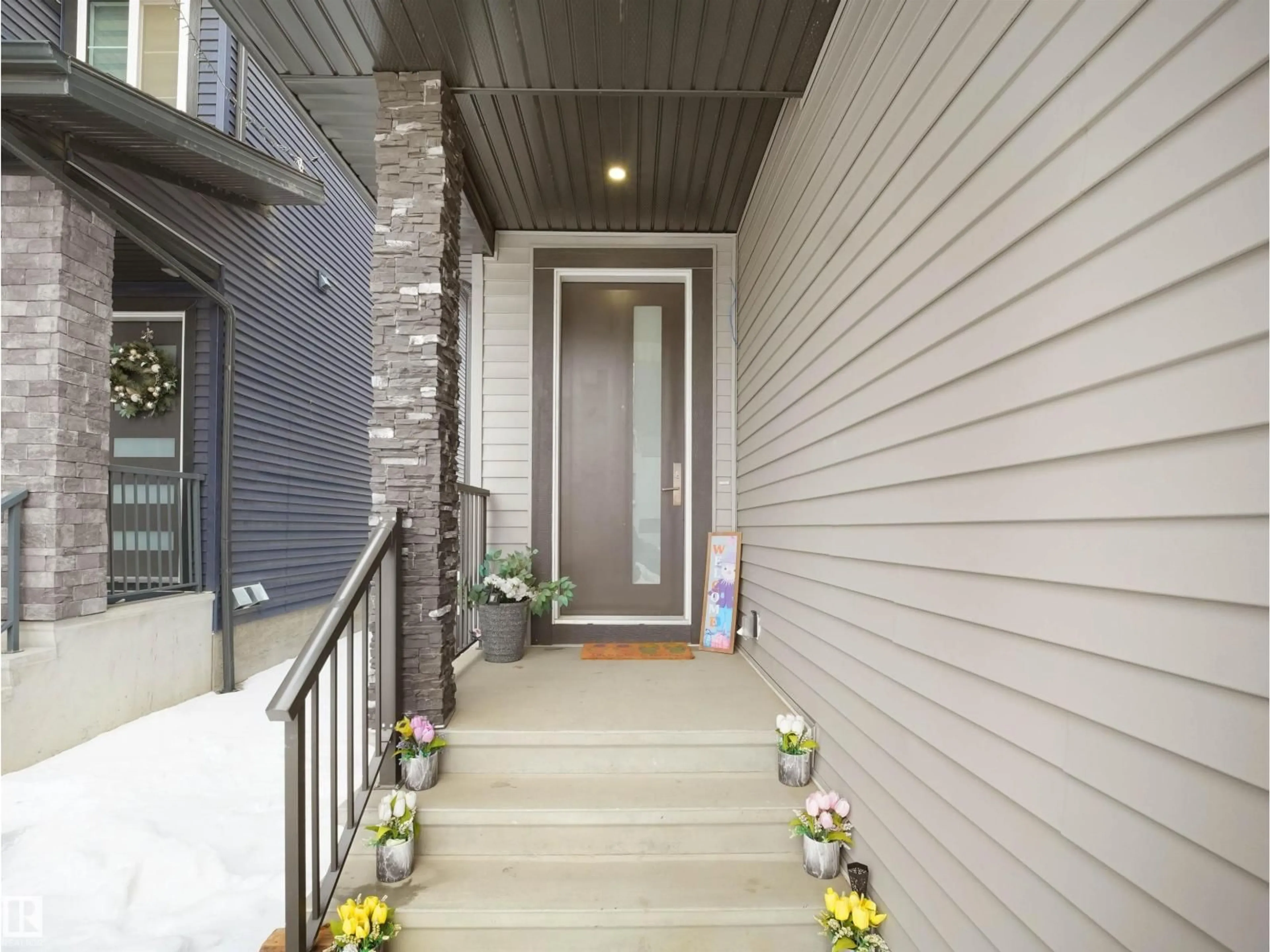 Indoor entryway for 2928 1 AV, Edmonton Alberta T6X3E2