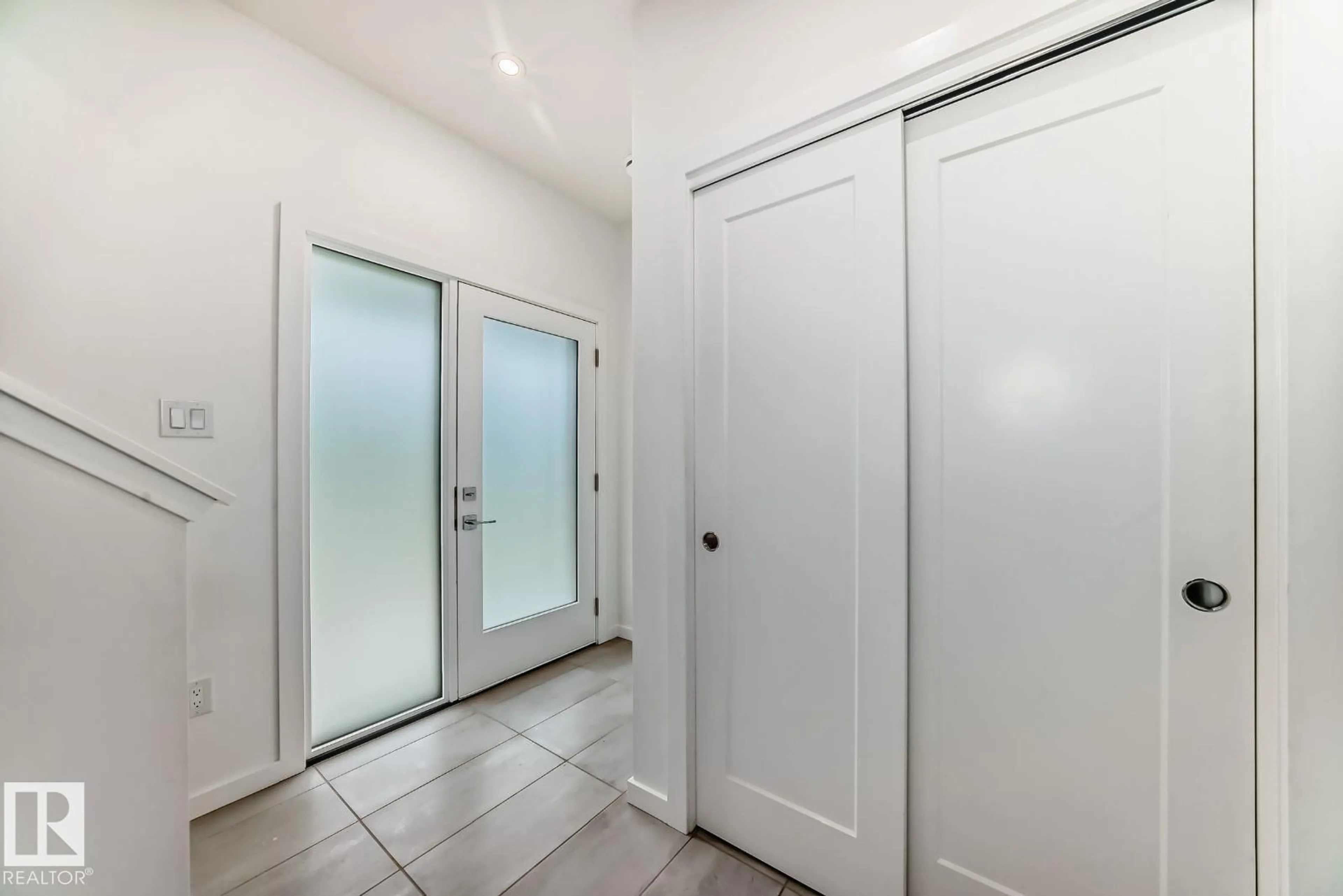 Indoor entryway for 5 - 67 RONDEAU DR, St. Albert Alberta T8N7X8