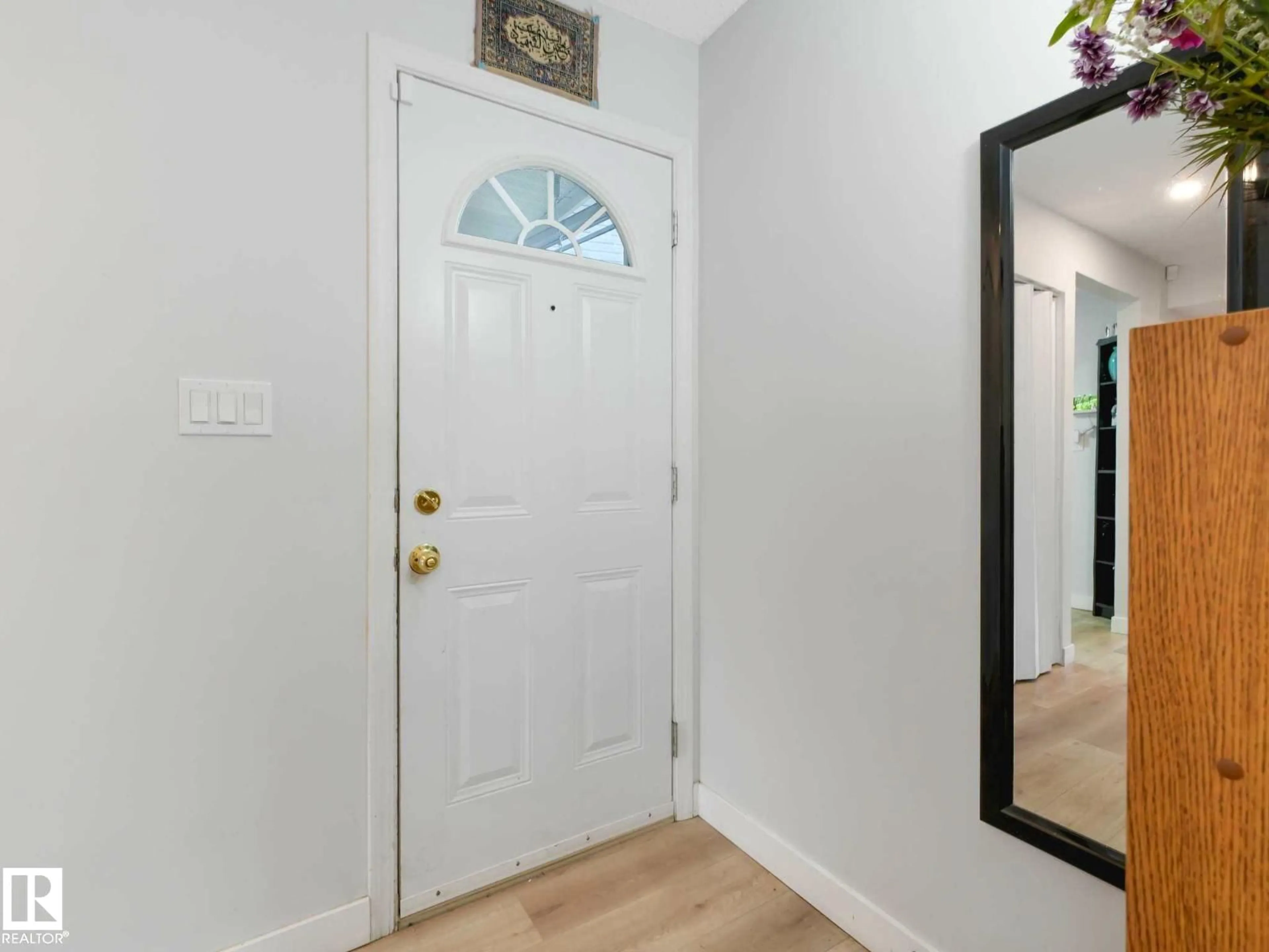 Indoor entryway for 550 LAKEWOOD RD, Edmonton Alberta T6K3Y1
