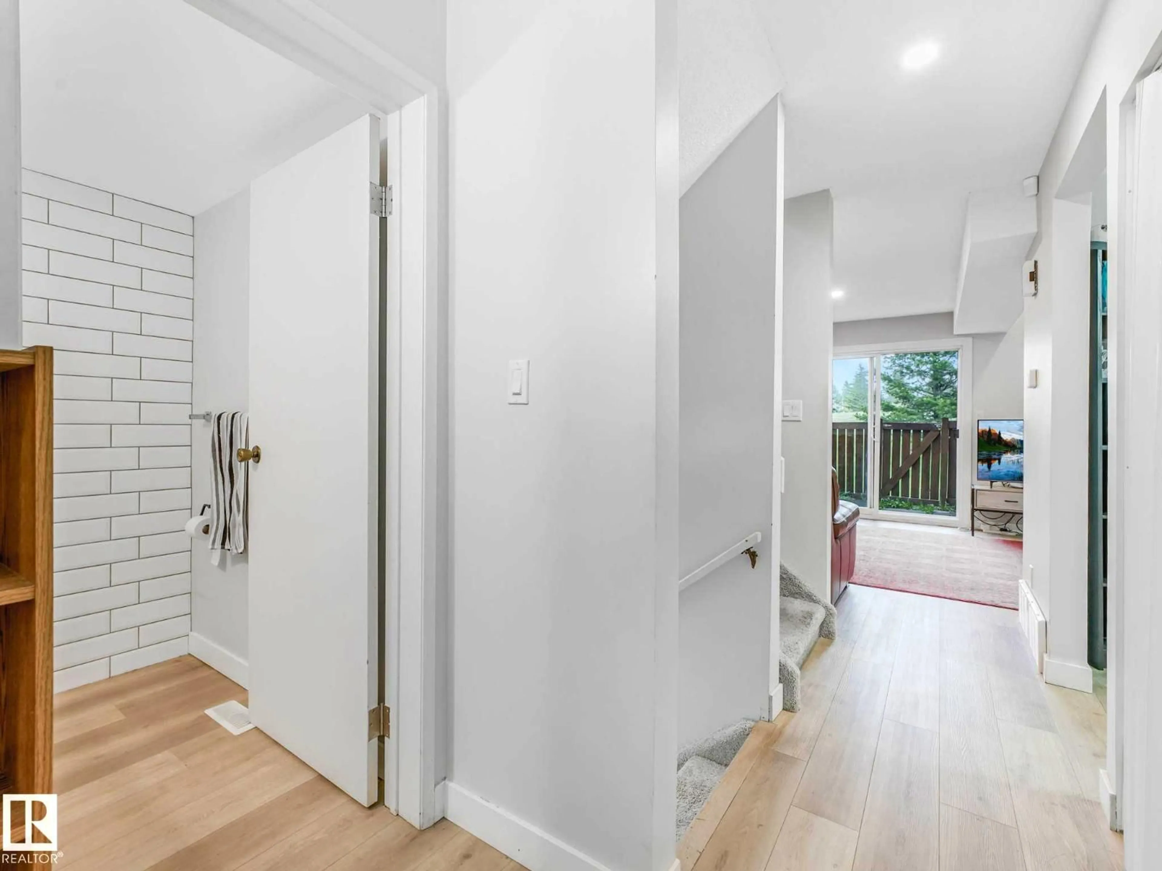 Indoor entryway for 550 LAKEWOOD RD, Edmonton Alberta T6K3Y1