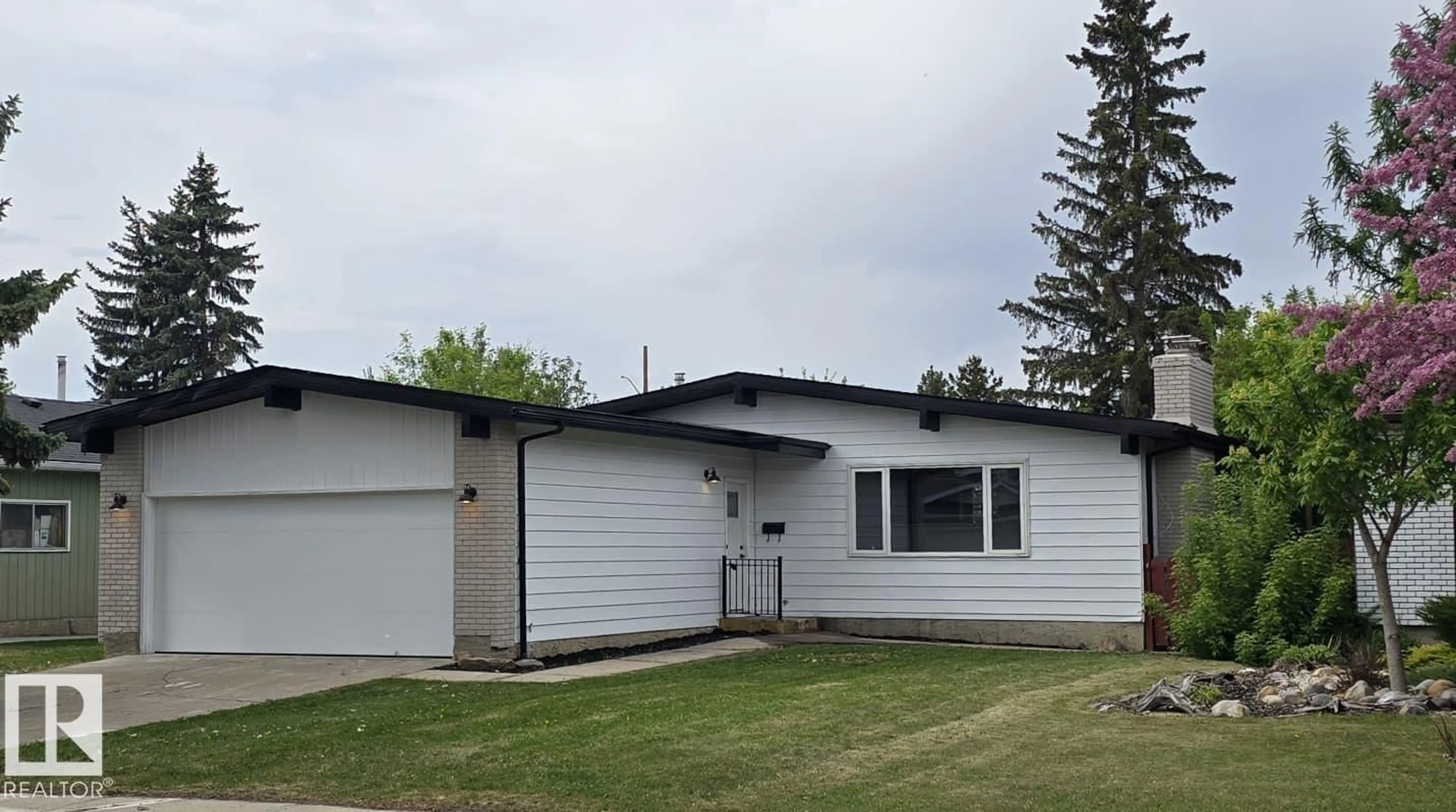 Home with vinyl exterior material, street for 18526 86A AV, Edmonton Alberta T6T1J6
