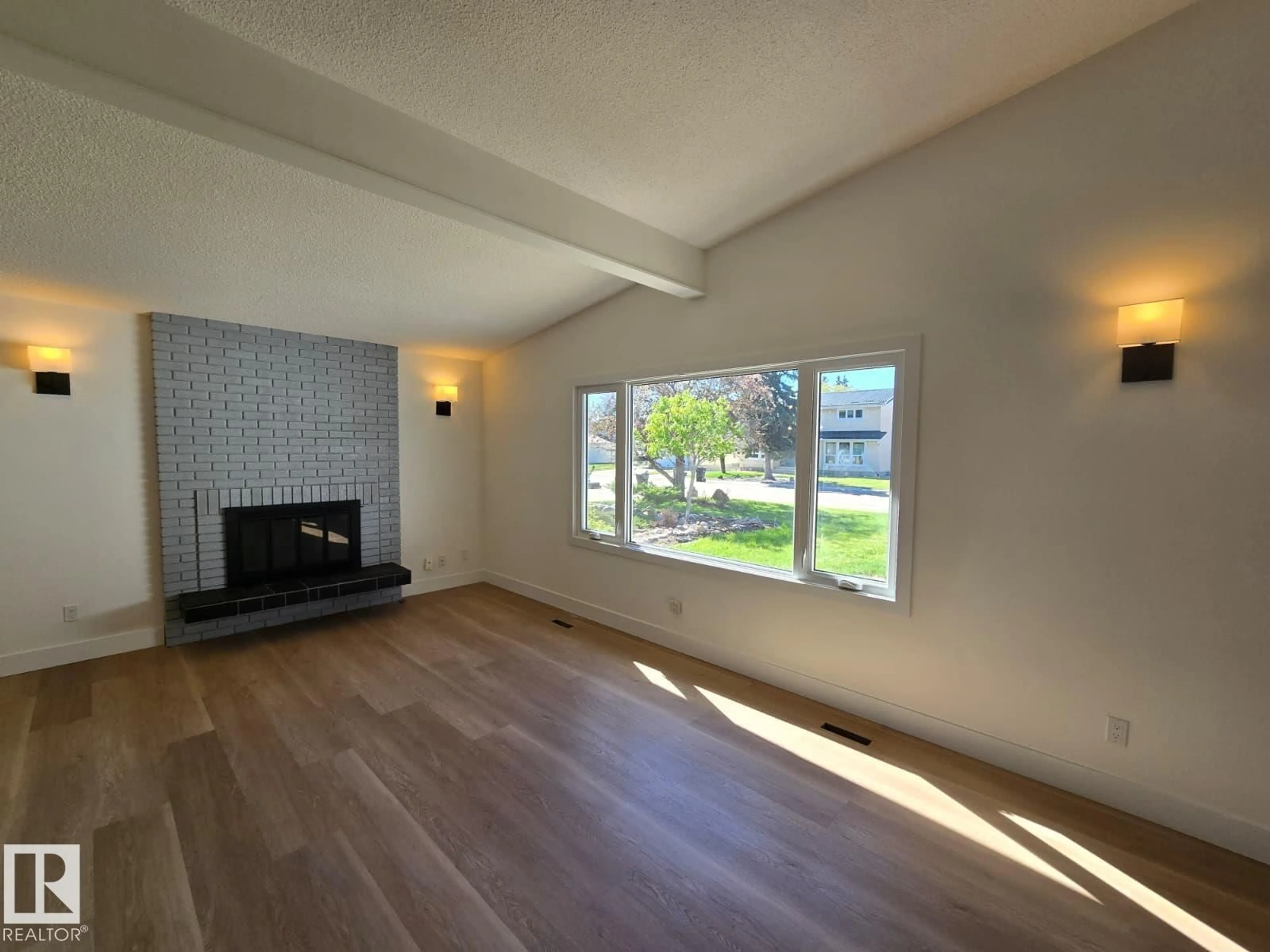 A pic of a room for 18526 86A AV, Edmonton Alberta T6T1J6