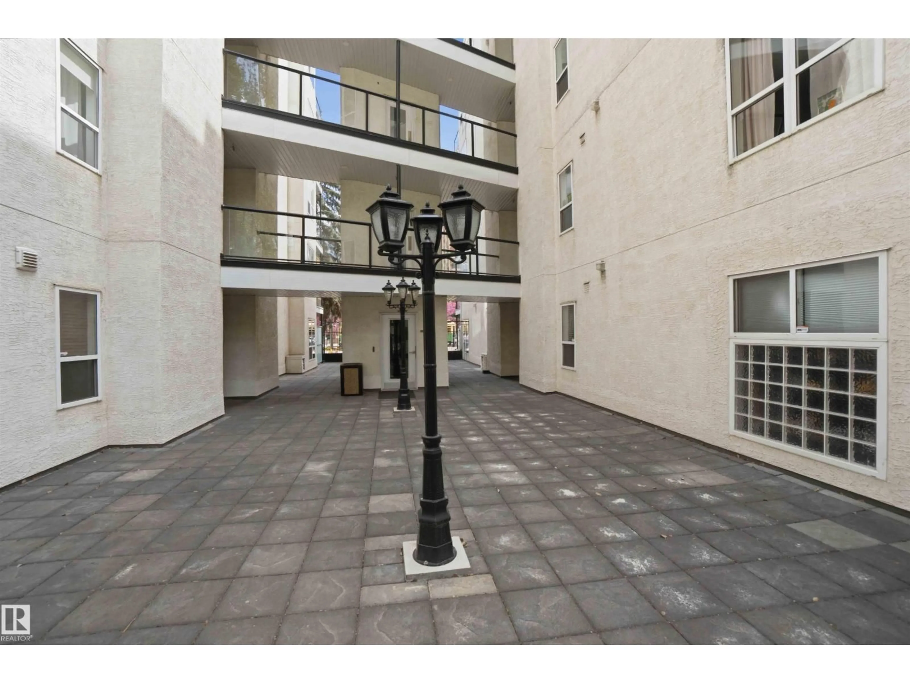 Indoor foyer for 333 10023 110 ST NW, Edmonton Alberta T5K1J5