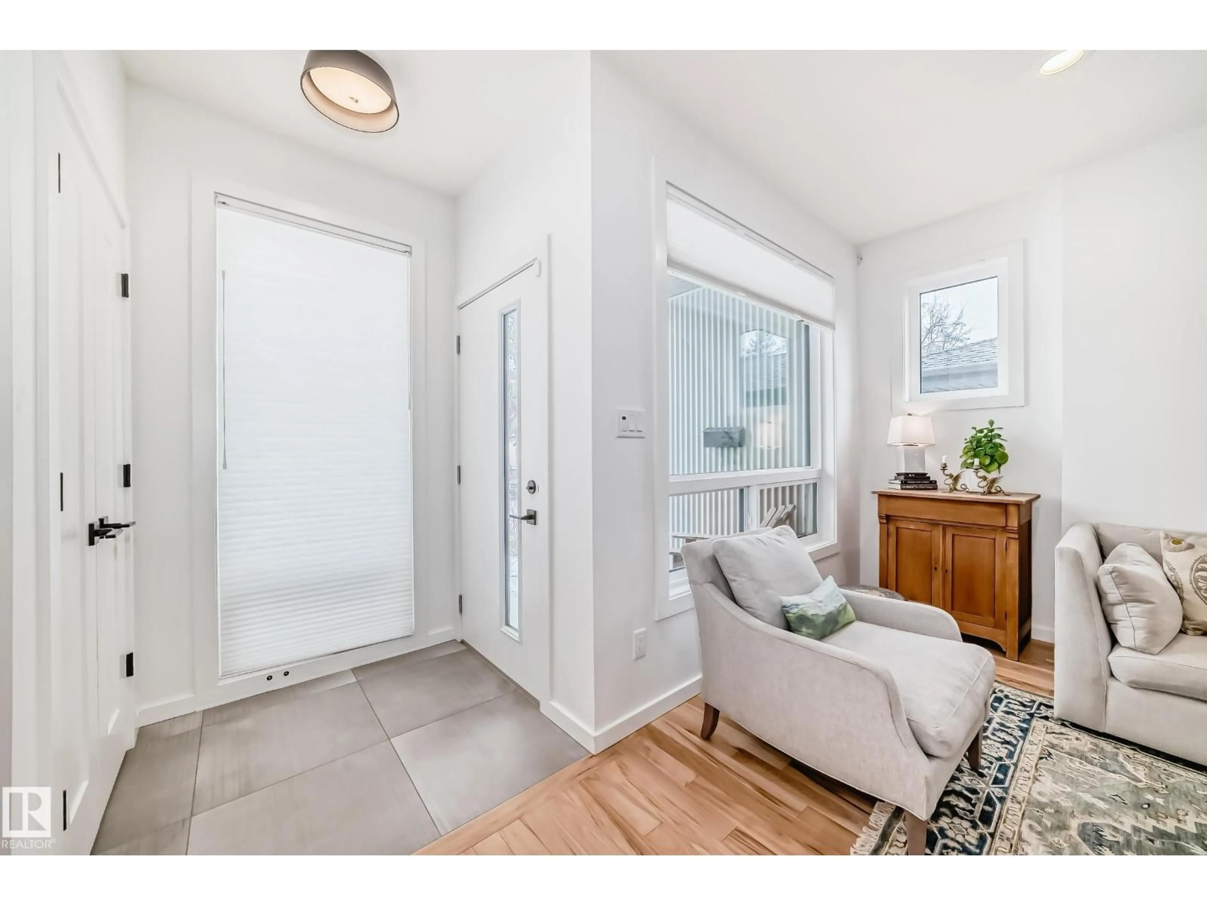 Indoor entryway for 11132 125 ST, Edmonton Alberta T5M0M3