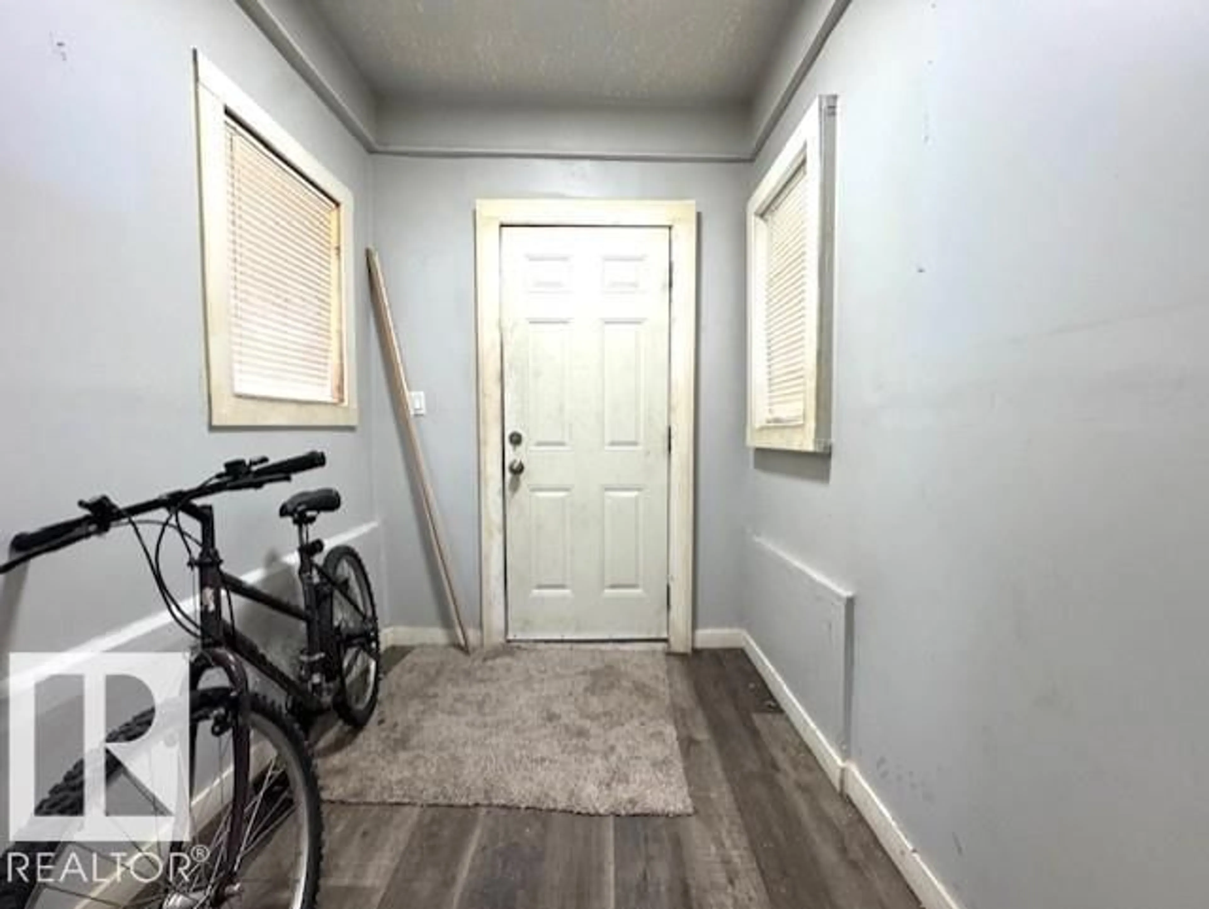 Indoor entryway for 11202 96 ST, Edmonton Alberta T5G1S9