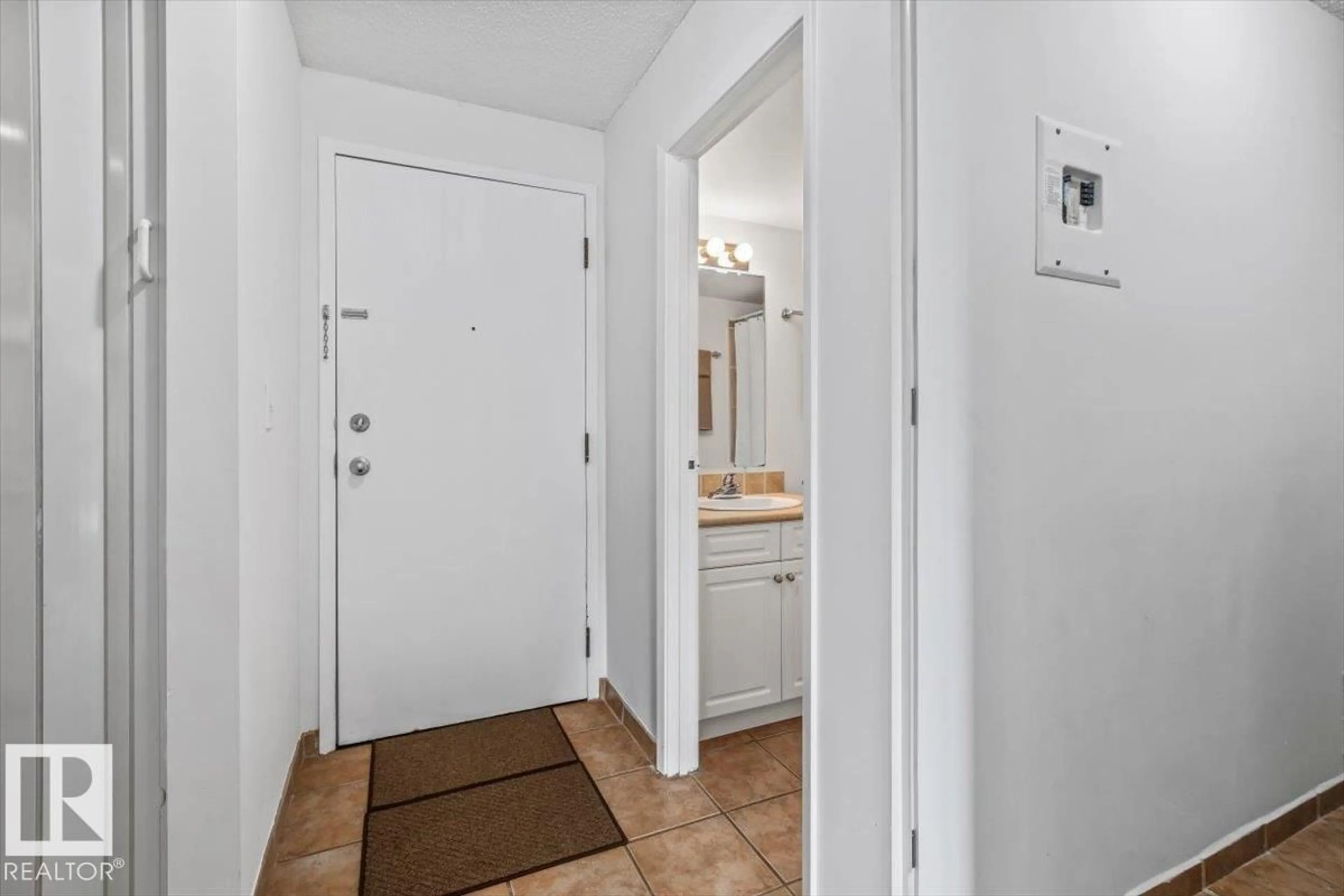 Indoor entryway for 207 - 11224 116 ST, Edmonton Alberta T5G2W1