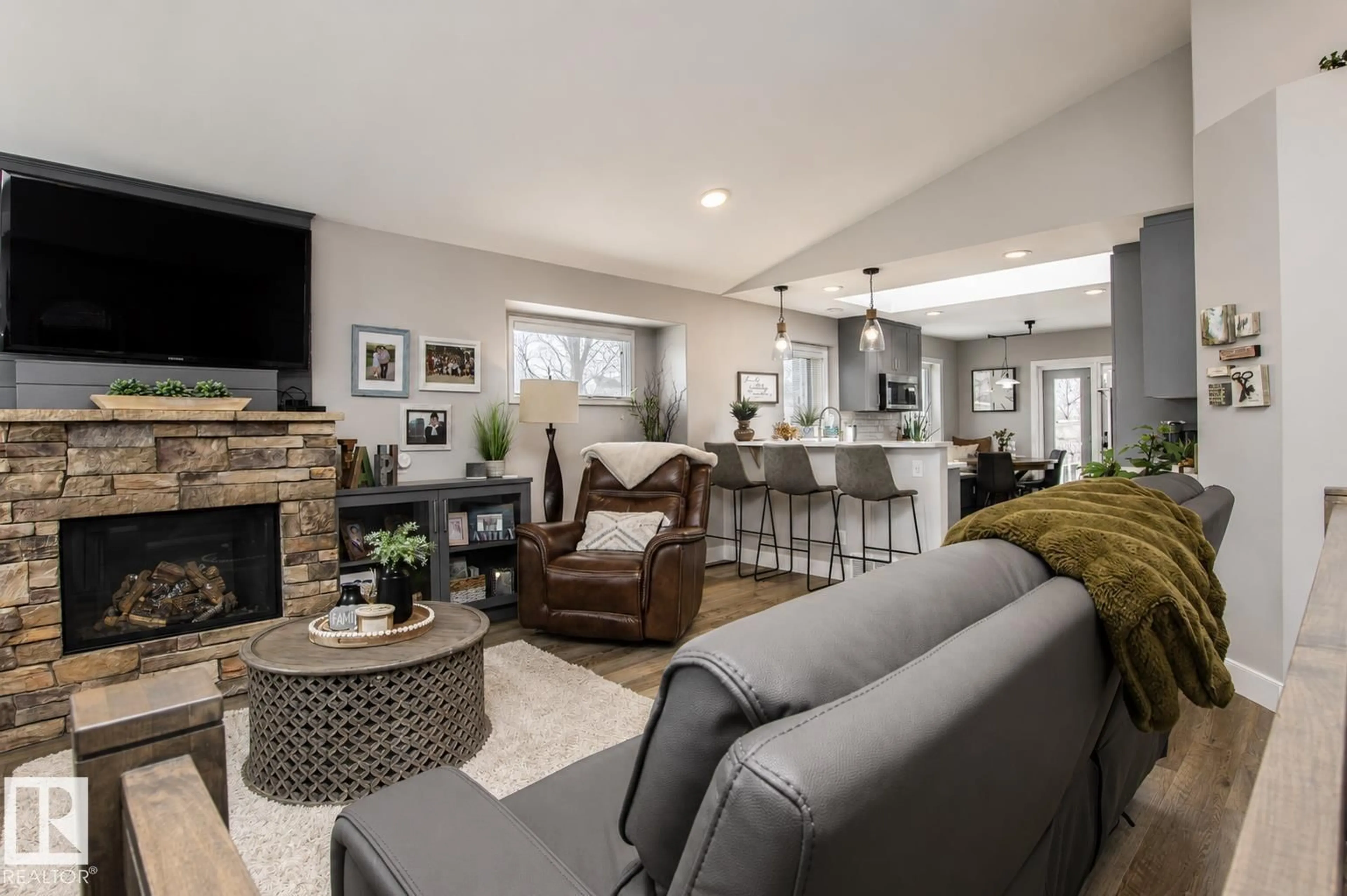 Living room with furniture, unknown for 160 REGENCY DR, Sherwood Park Alberta T8A5R9