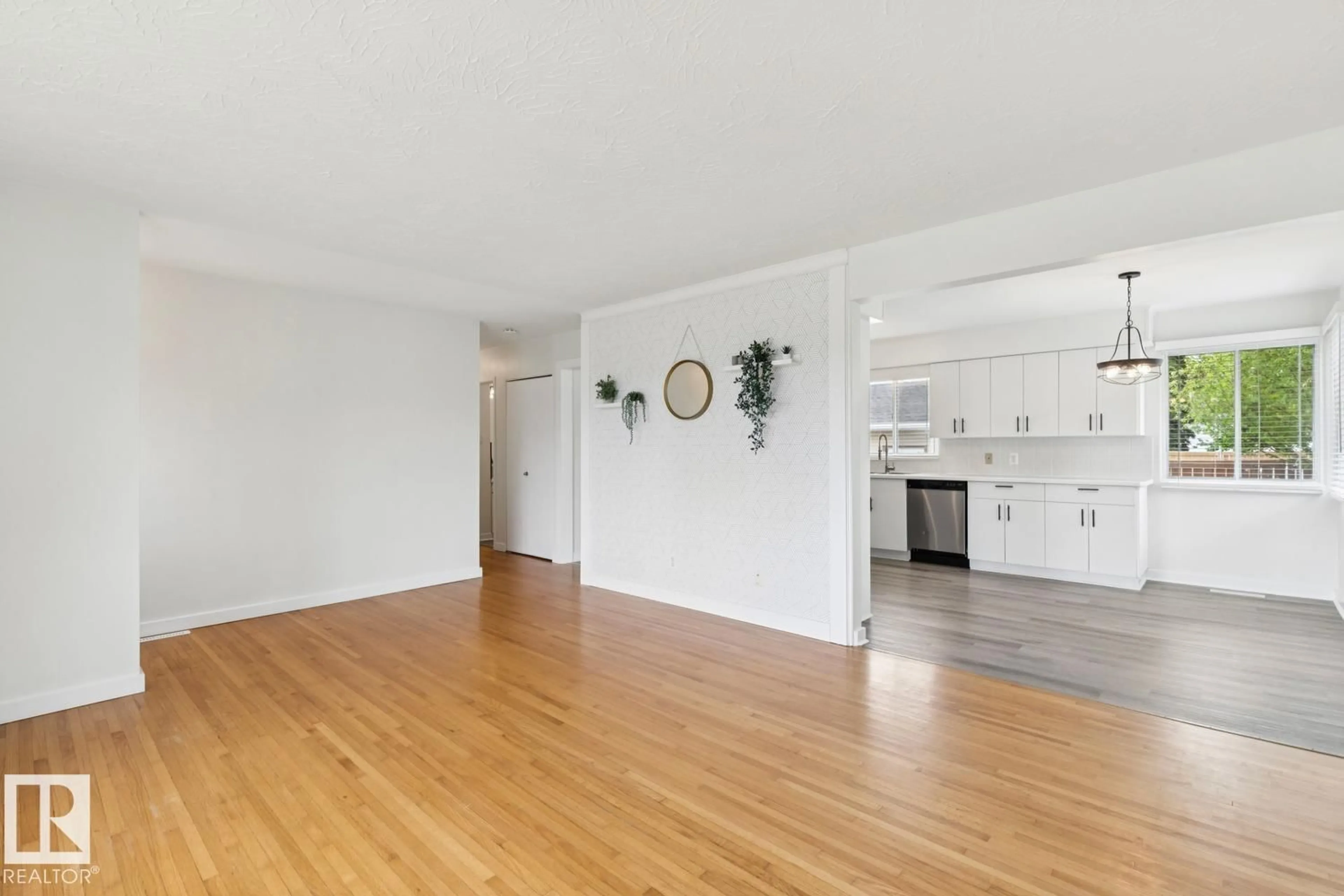A pic of a room for 5203 103 AV, Edmonton Alberta T6A0T1